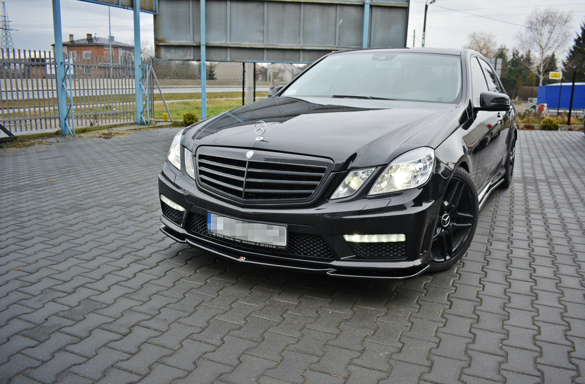 Maxton Design Street+ Spoilerlippe Front Ansatz V.1 passend für Mercedes E63 AMG W212 schwarz Hochglanz