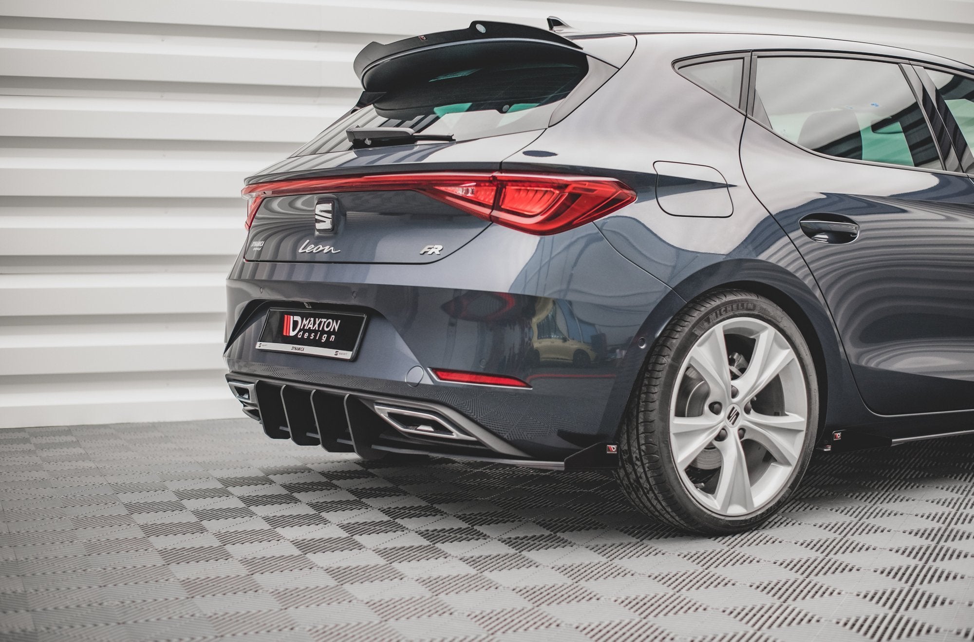 Maxton Design Street Pro Diffusor Heck Ansatz + Flaps passend für Seat Leon FR Hatchback Mk4 schwarz Hochglanz