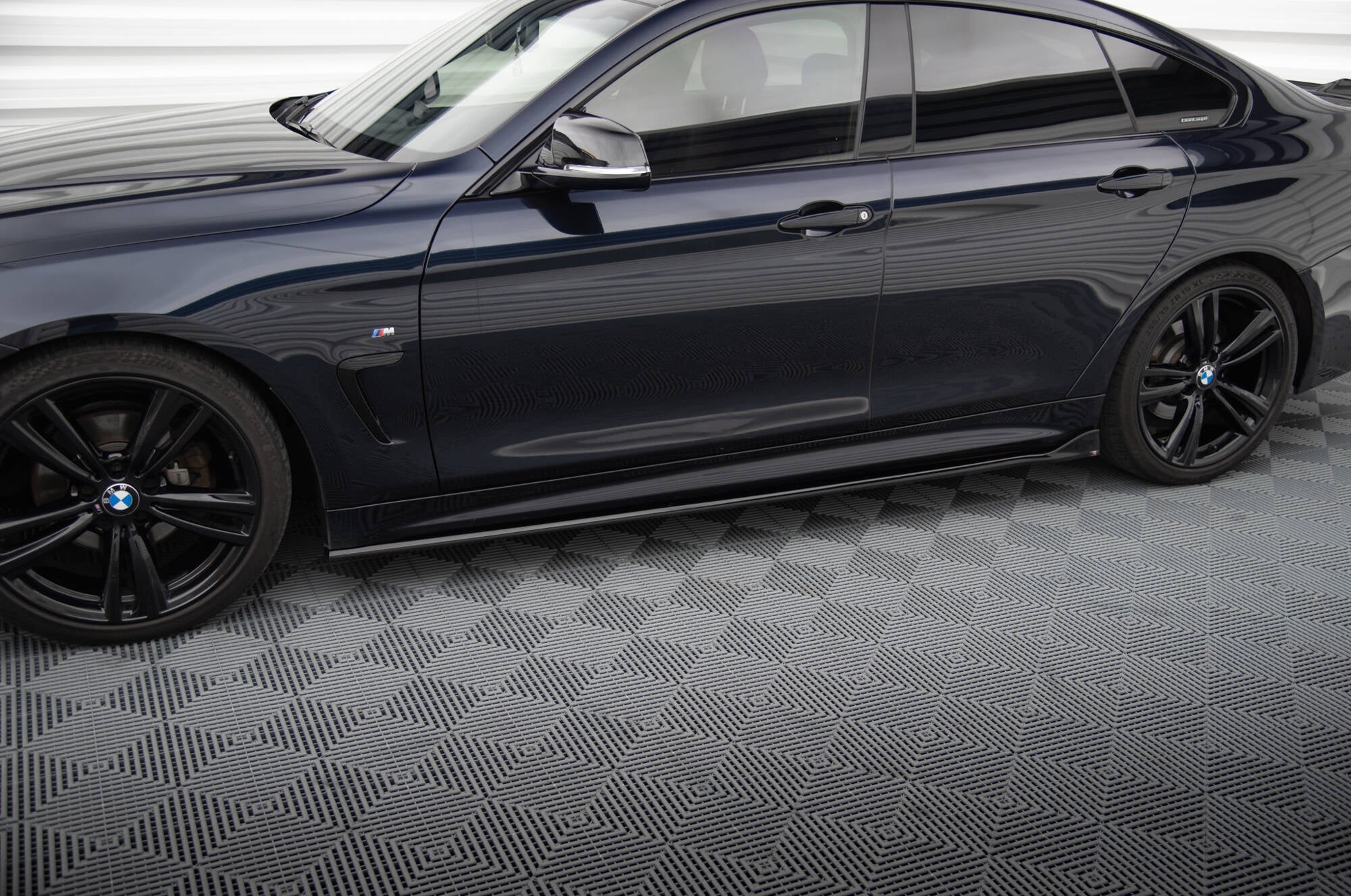 Maxton Design Street+ Seitenschweller Leisten passend für V.3 passend für BMW 4er Coupe / Gran Coupe / Cabrio M-Paket F32 / F36 / F33 schwarz Hochglanz