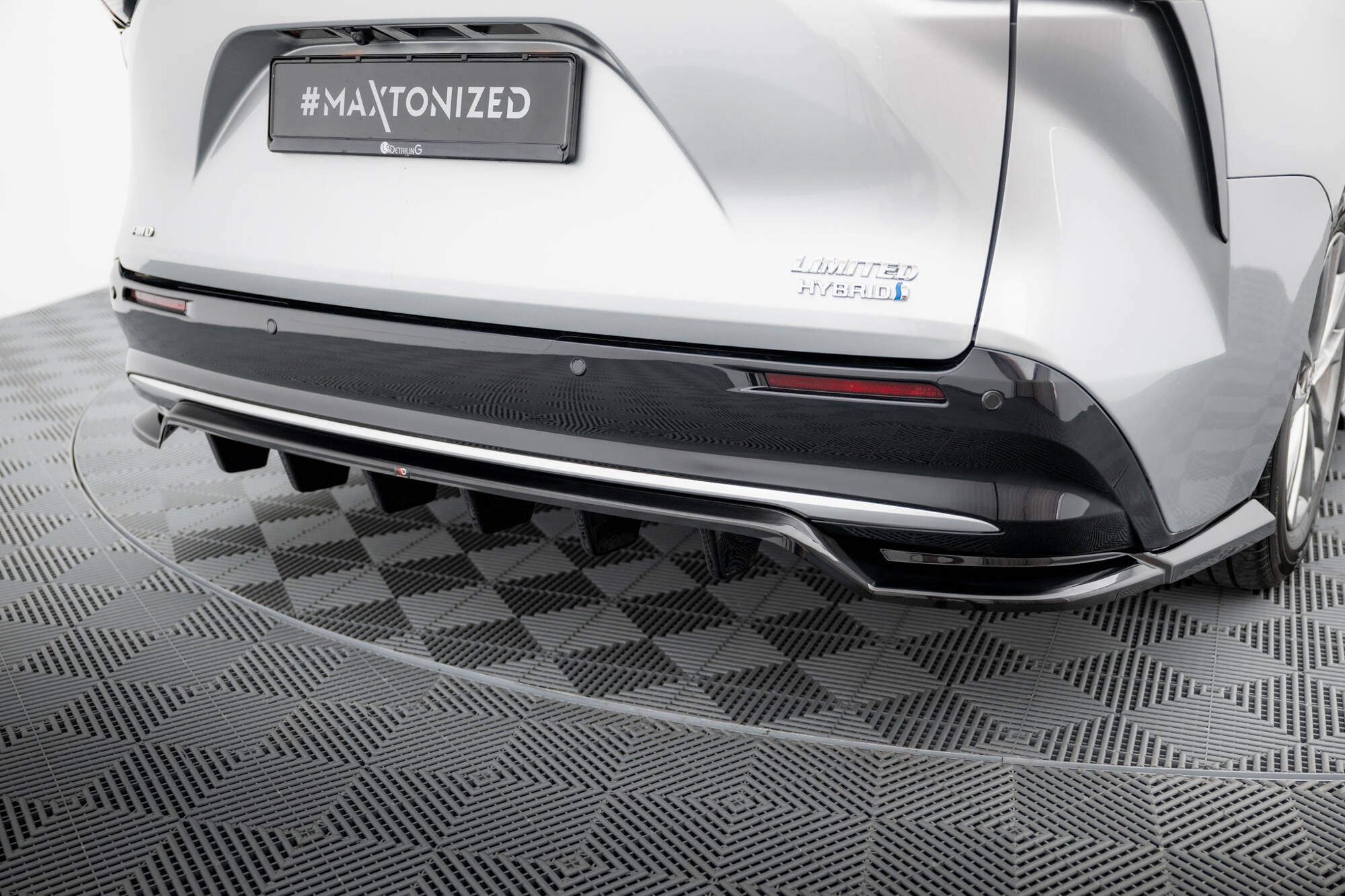 Maxton Design Street+ Mittlerer Diffusor RACE passend für Toyota Sienna Mk4 schwarz Hochglanz