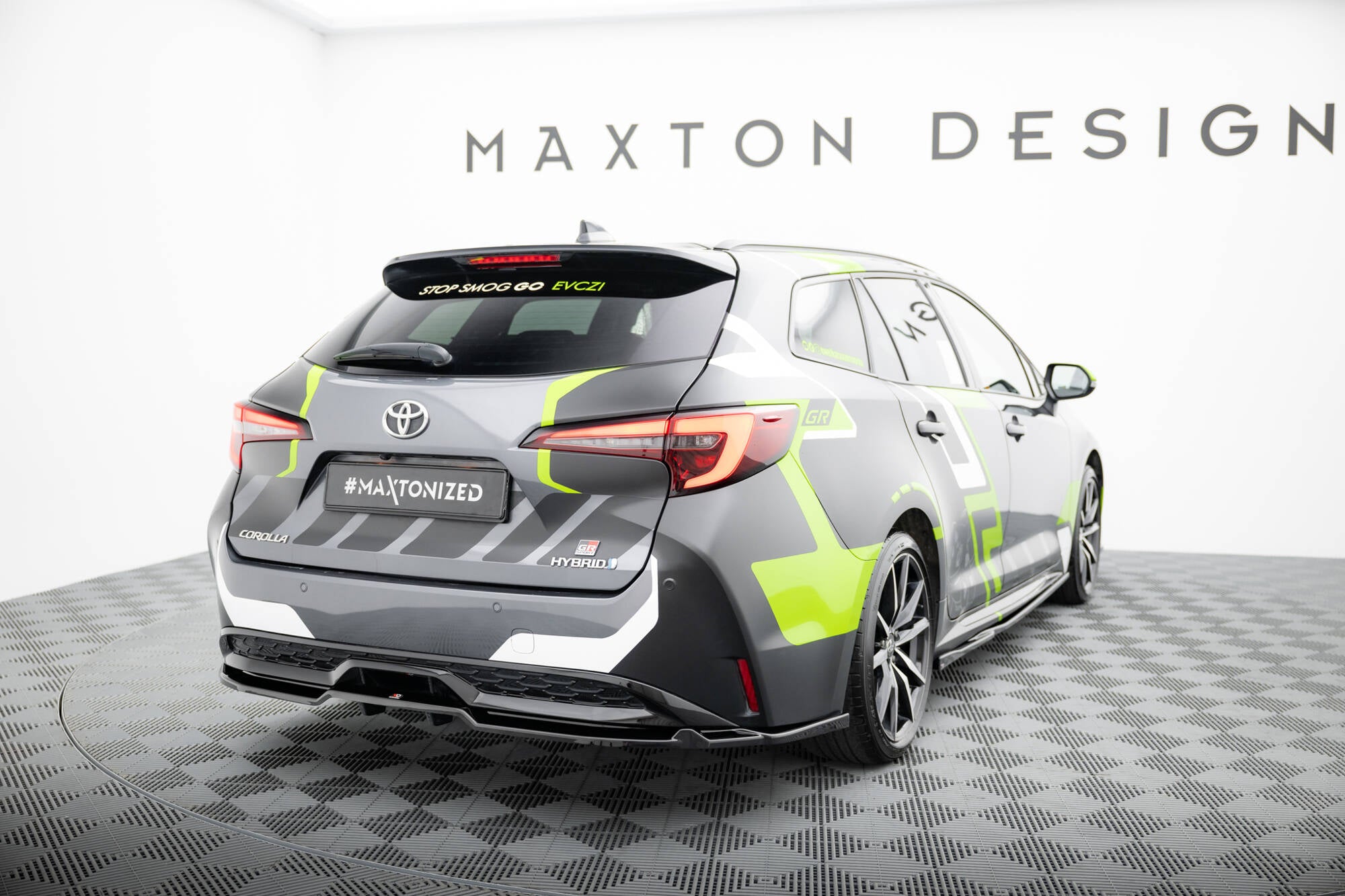 Maxton Design Street+ Mittlerer Diffusor RACE passend für Toyota Corolla GR Sport Touring Sports XII schwarz Hochglanz