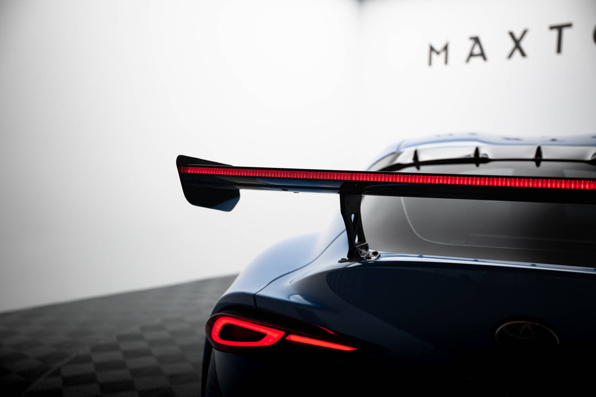 Maxton Design Carbon Spoiler With External Brackets Uprights + LED Toyota Supra Mk5 für Toyota Supra Mk5