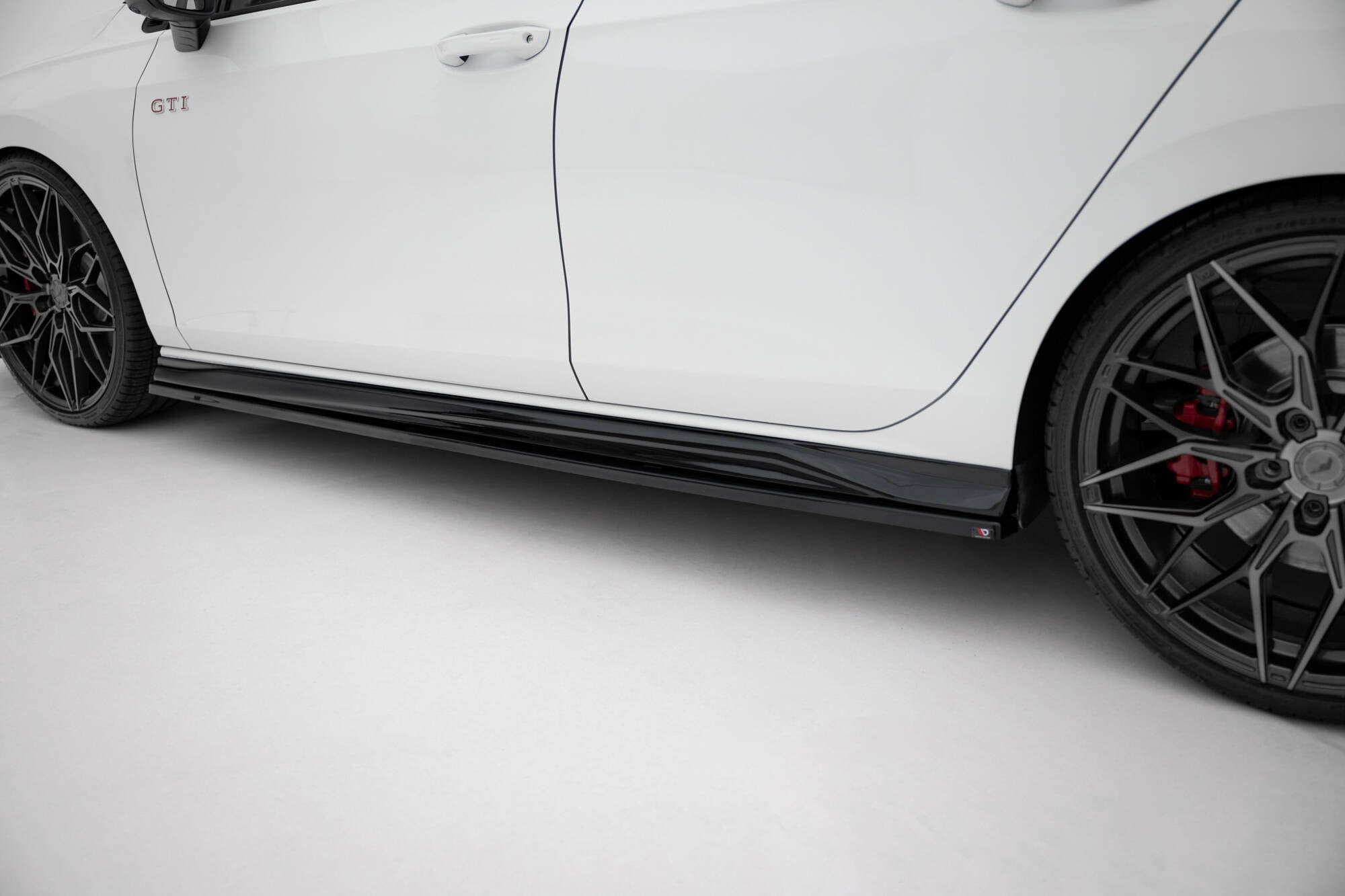 Maxton Design Street+ Seitenschweller Leisten passend für VW Golf GTI / GTE / GTI Clubsport / GTD / R-Line Mk8 schwarz Hochglanz