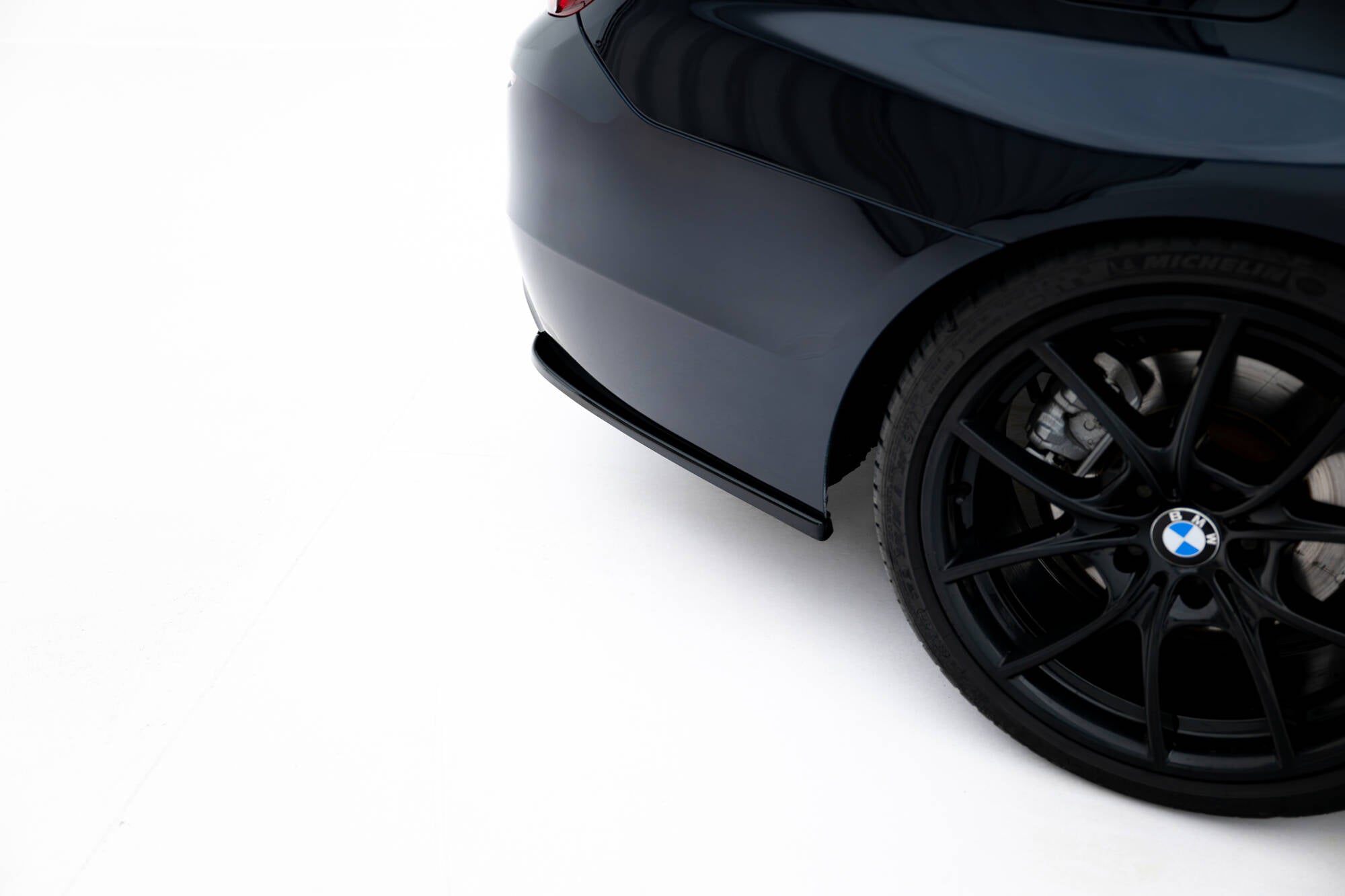 Maxton Design Heck Ansatz Flaps Diffusor V.3 passend für BMW 5er M-Paket F10 / F11 schwarz Hochglanz