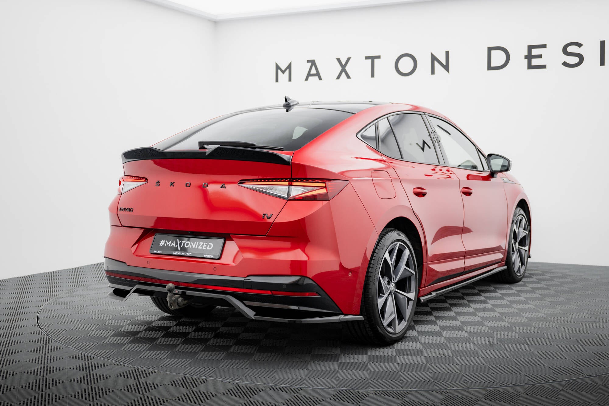 Maxton Design Street+ Mittlerer Diffusor RACE passend für Skoda Enyaq Coupe iV RS schwarz Hochglanz