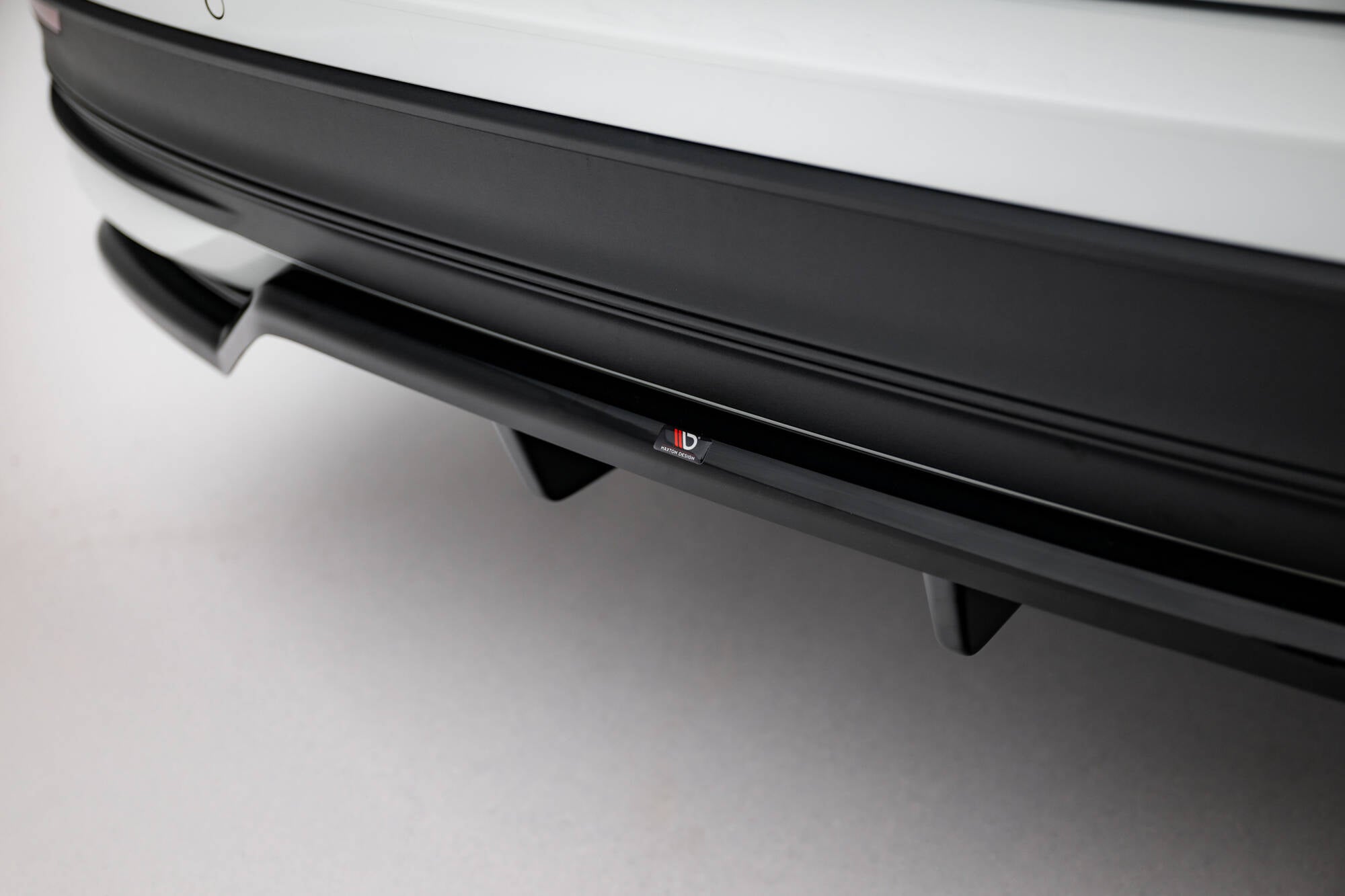 Maxton Design Street+ Mittlerer Diffusor RACE passend für VW Passat B9 schwarz Hochglanz