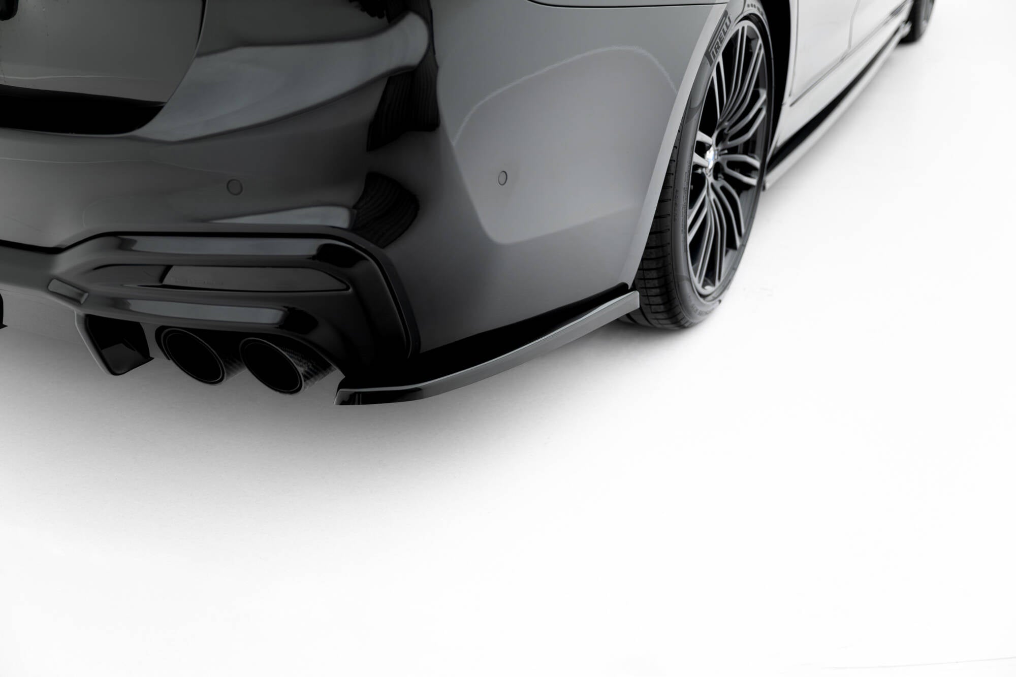 Maxton Design Heck Ansatz Flaps Diffusor passend für BMW M550i Limousine G30 schwarz Hochglanz
