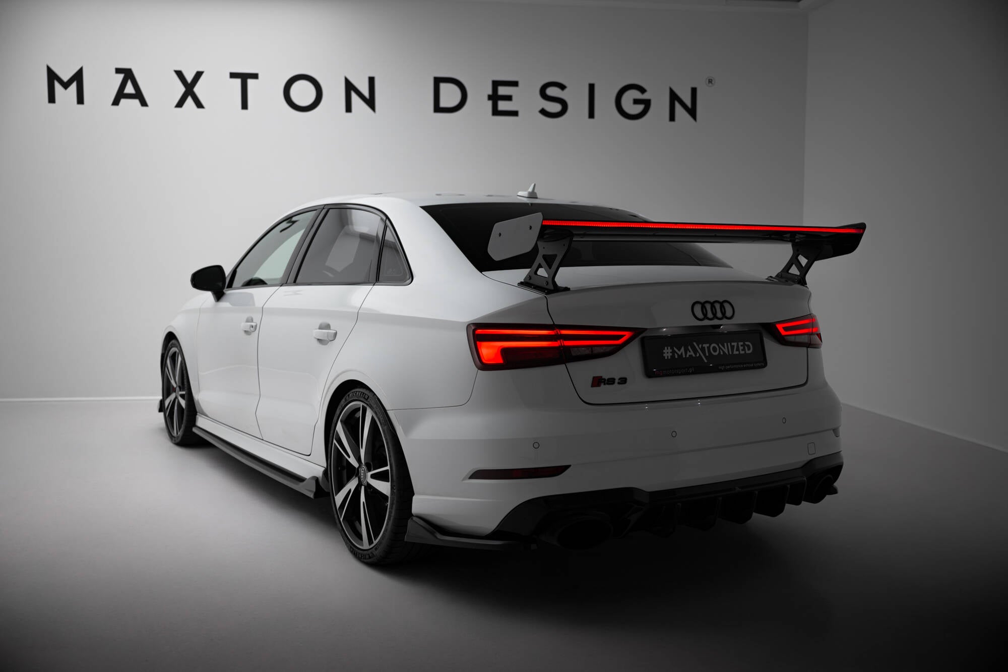 Maxton Design Carbon Spoiler With External Brackets Uprights + LED Audi A3 / A3 S-Line / S3 / RS3 Limousine 8V / 8V Facelift für Audi A3
