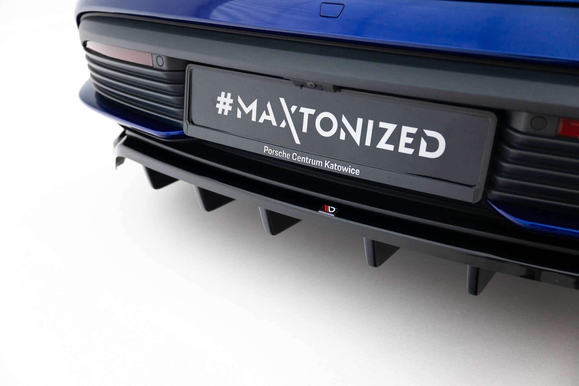 Maxton Design Street+ Mittlerer Diffusor RACE passend für Porsche Taycan Turbo S Mk1 schwarz Hochglanz