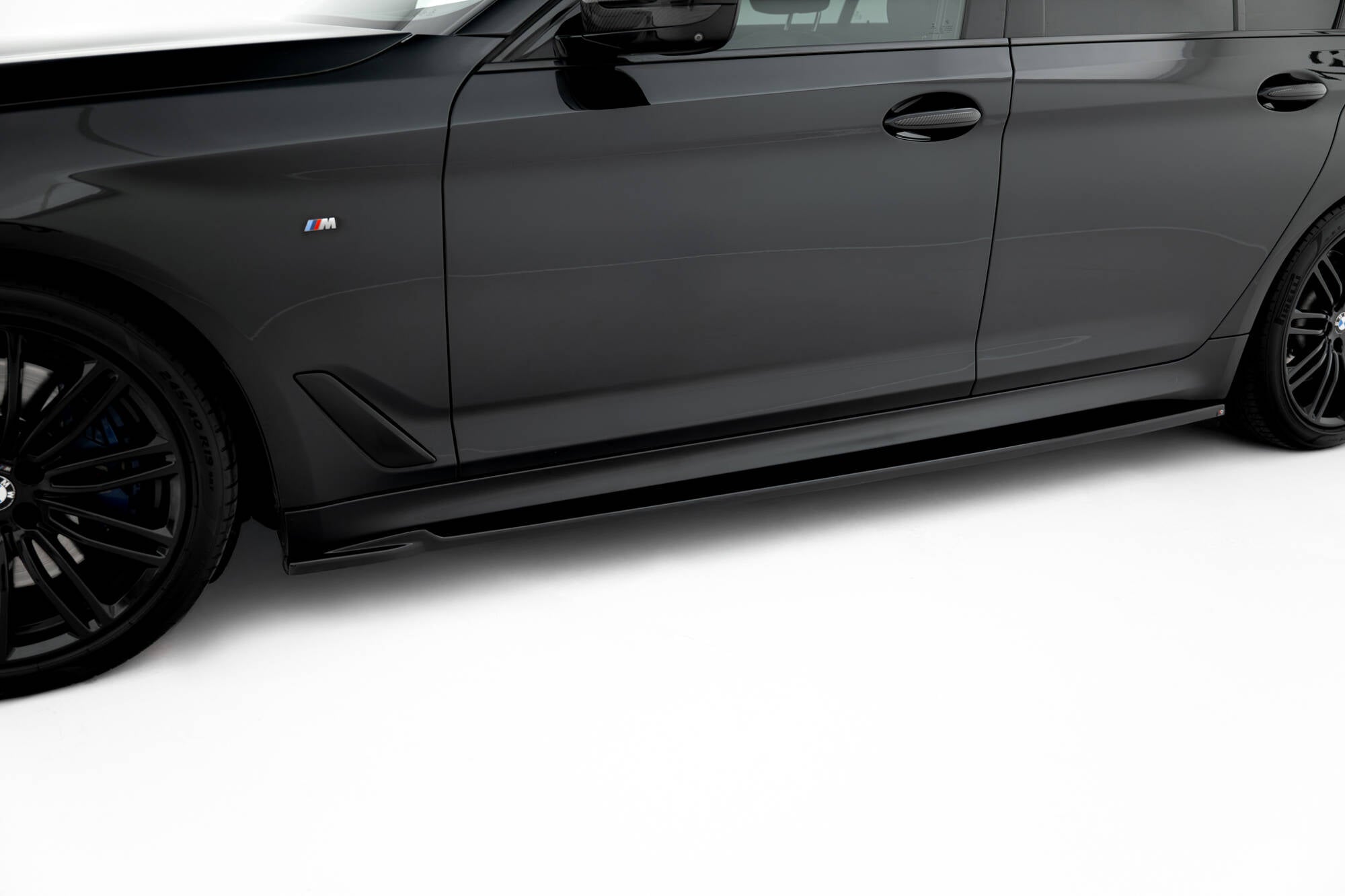 Maxton Design Street+ Seitenschweller Leisten V.2 passend für BMW M550i / M550d Limousine / Touring G30 / G30 Facelift schwarz Hochglanz