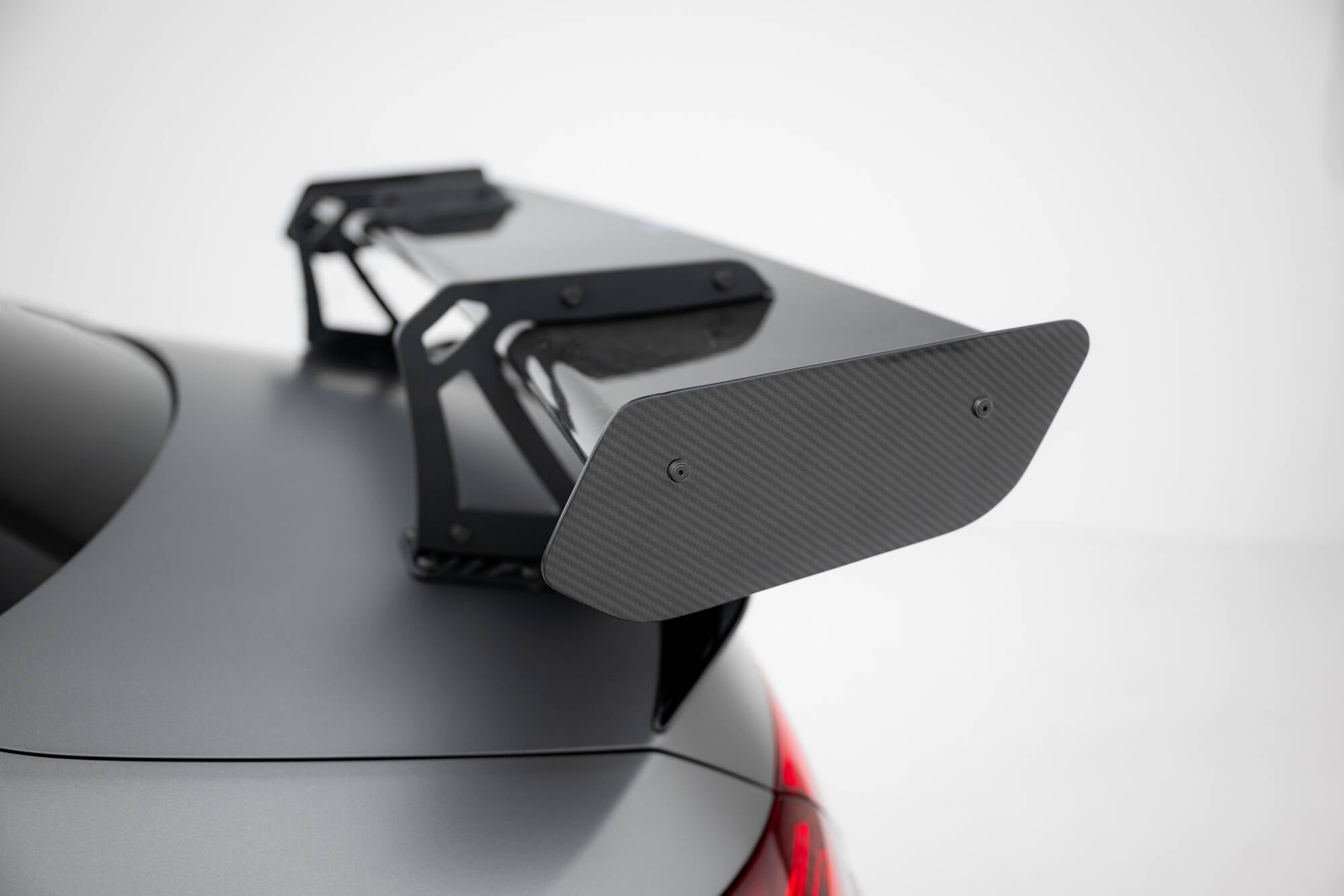 Maxton Design Carbon Spoiler With Upper Swan Mounting + LED Mercedes-Benz CLA Coupe C118 / C118 Facelift für Mercedes-Benz CLA C118