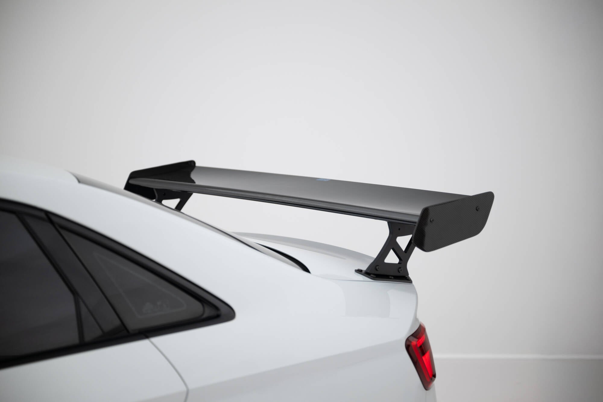 Maxton Design Carbon Spoiler With External Brackets Uprights + LED Audi A3 / A3 S-Line / S3 / RS3 Limousine 8V / 8V Facelift für Audi A3