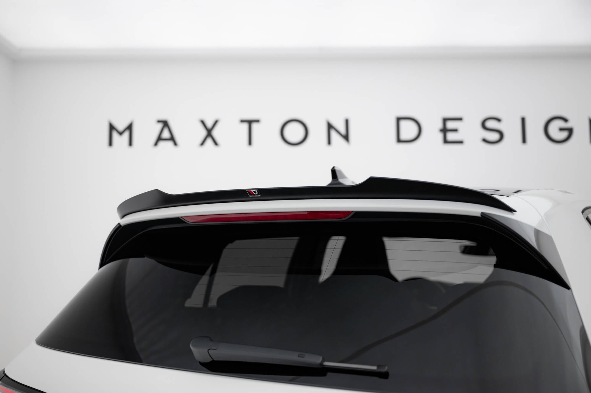 Maxton Design Spoiler CAP V.1 passend für VW Golf GTI / GTE / GTD / R-Line / R Mk8 schwarz Hochglanz