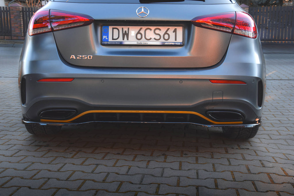 Maxton Design Street+ Mittlerer Diffusor RACE passend für Mercedes-Benz A Hatchback AMG Line W177 schwarz Hochglanz
