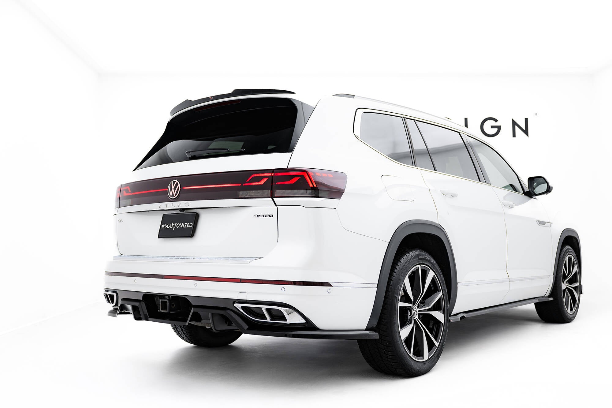 Maxton Design Street+ Mittlerer Diffusor RACE passend für VW Atlas R-Line Mk1 Facelift 2 schwarz Hochglanz