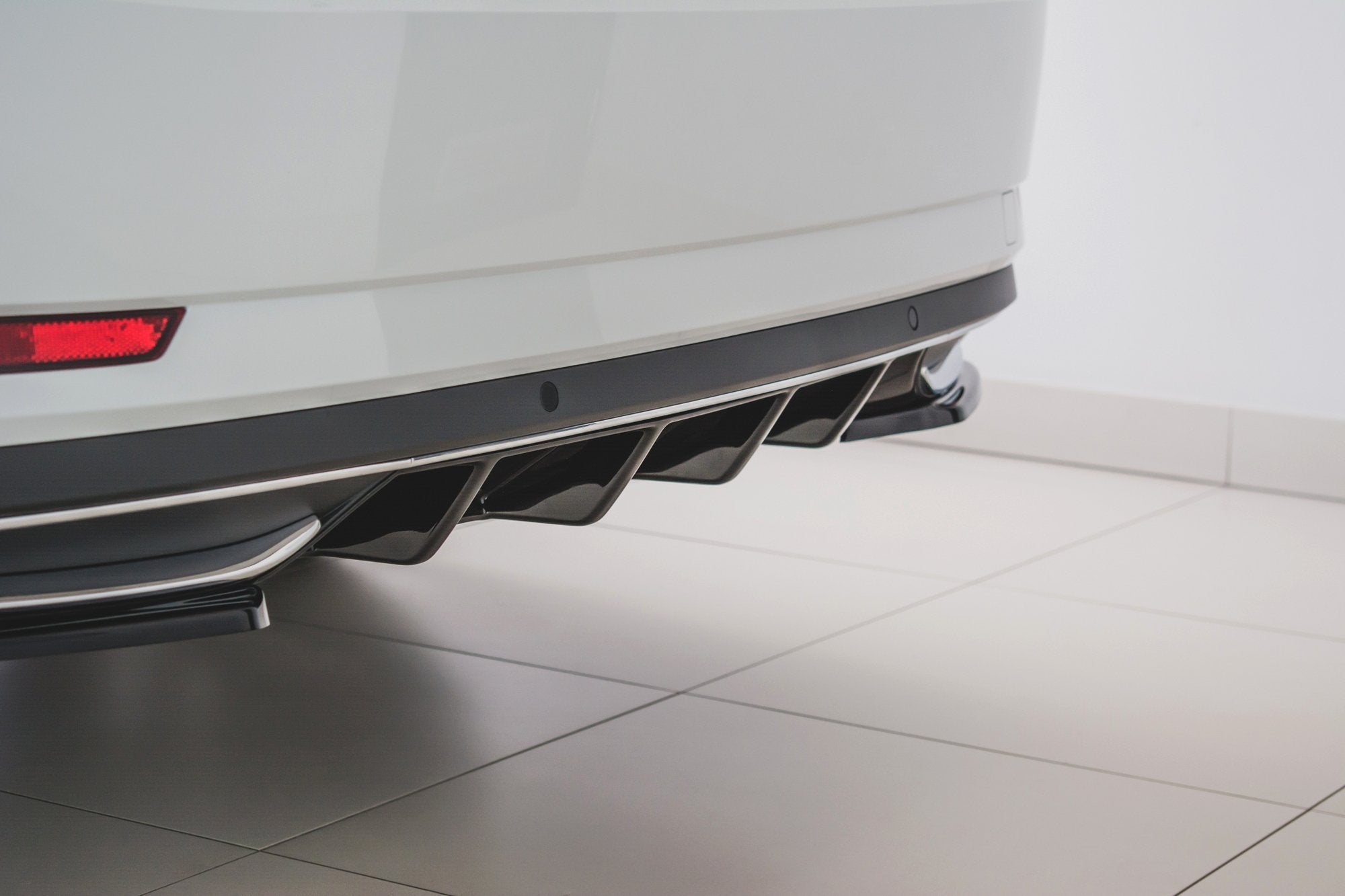 Maxton Design Diffusor Heck Ansatz passend für Skoda Superb Liftback / Combi Mk3 FL schwarz Hochglanz