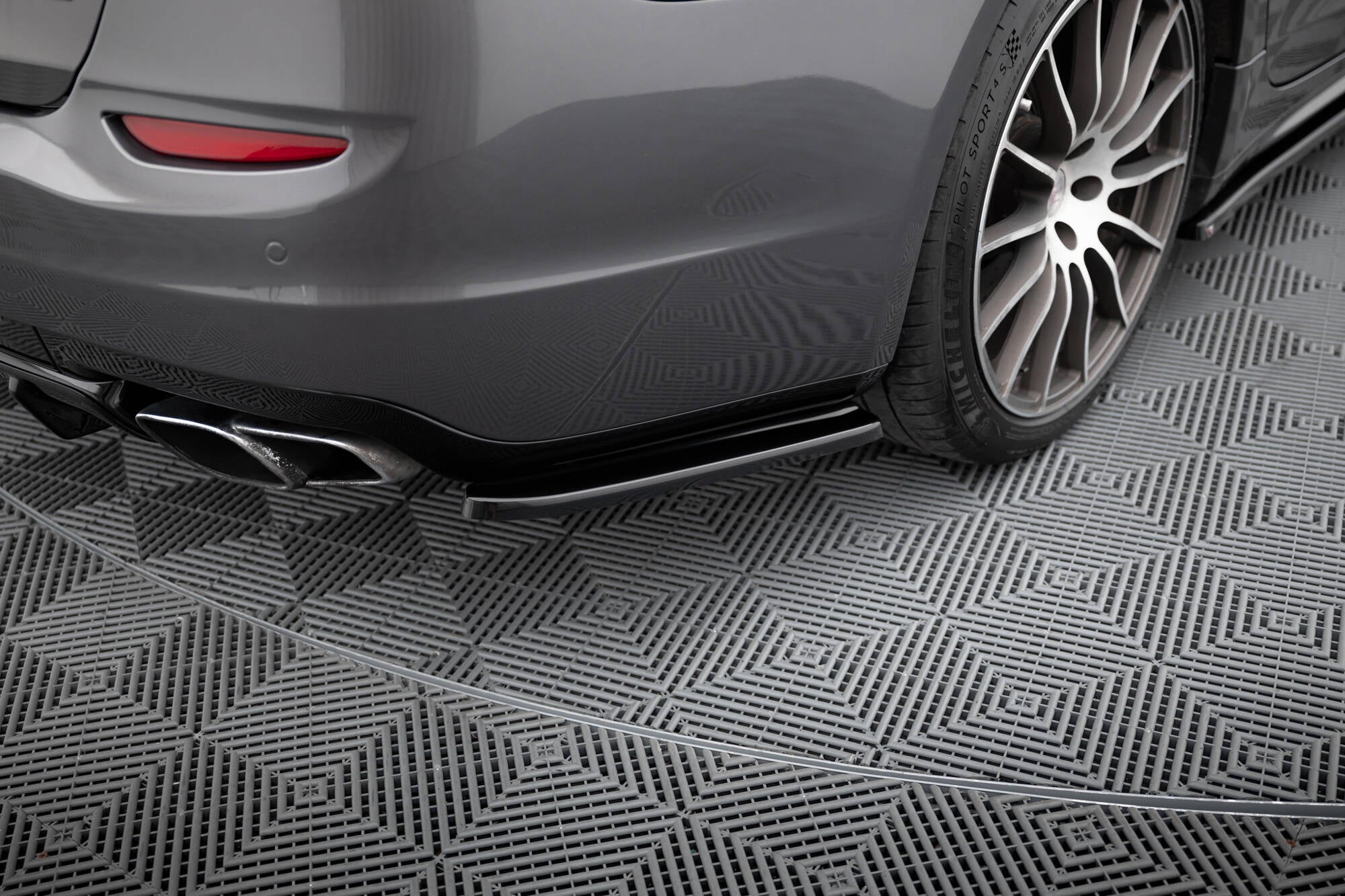 Maxton Design Heck Ansatz Flaps Diffusor passend für Maserati Quattroporte Mk6 schwarz Hochglanz