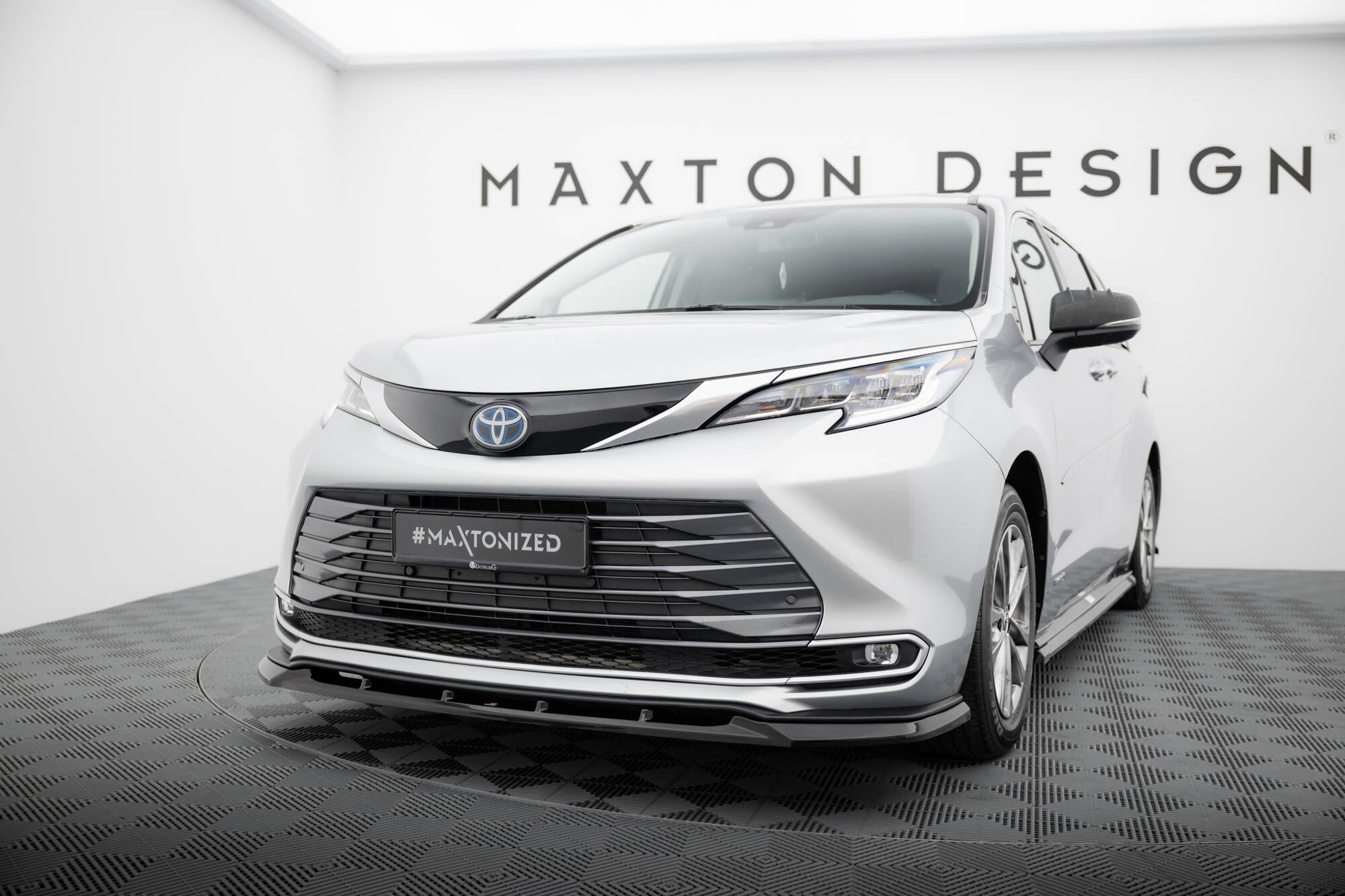 Maxton Design Street+ Spoilerlippe Front Ansatz passend für Toyota Sienna Mk4 schwarz Hochglanz