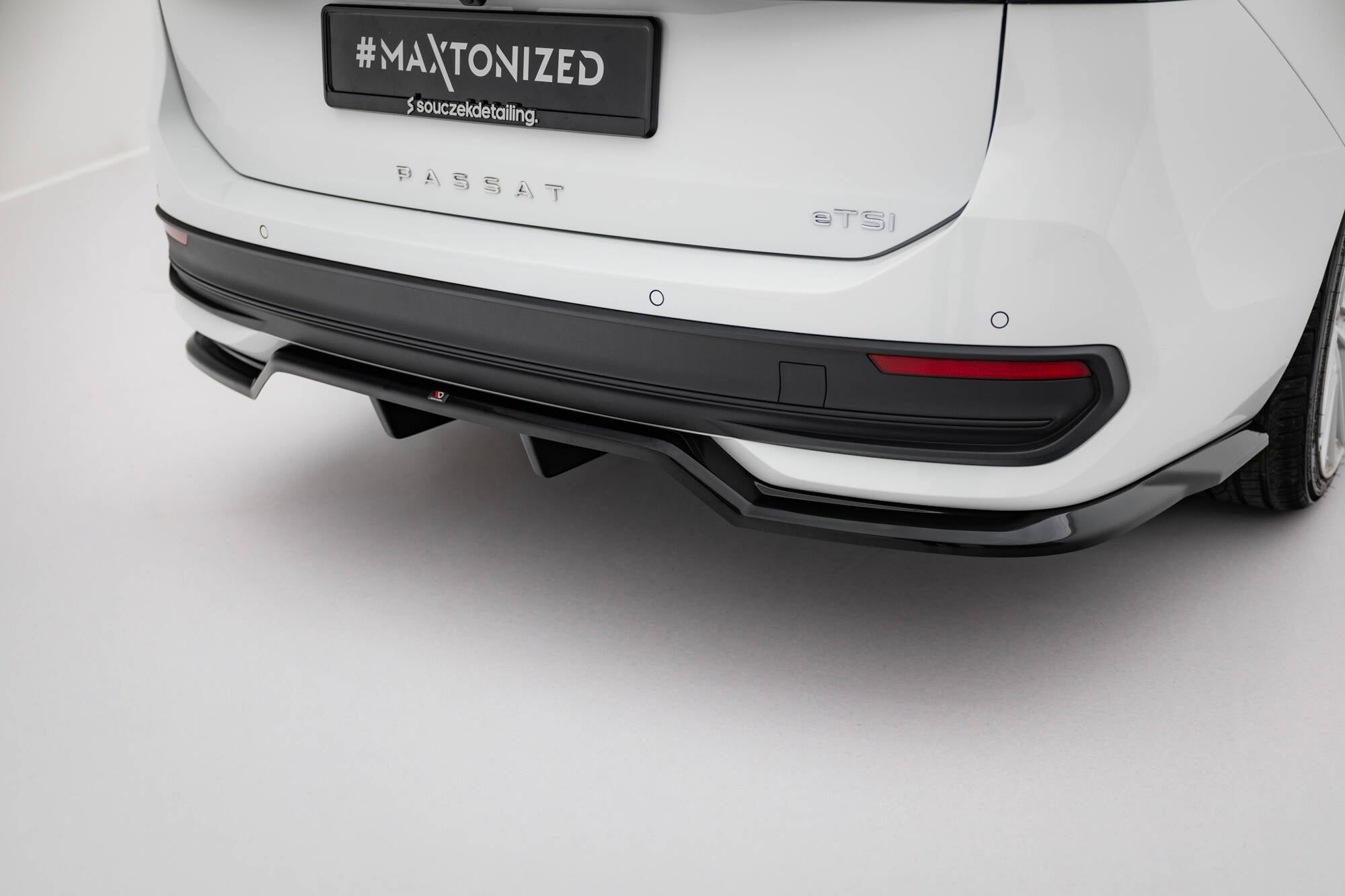 Maxton Design Street+ Mittlerer Diffusor RACE passend für VW Passat B9 schwarz Hochglanz
