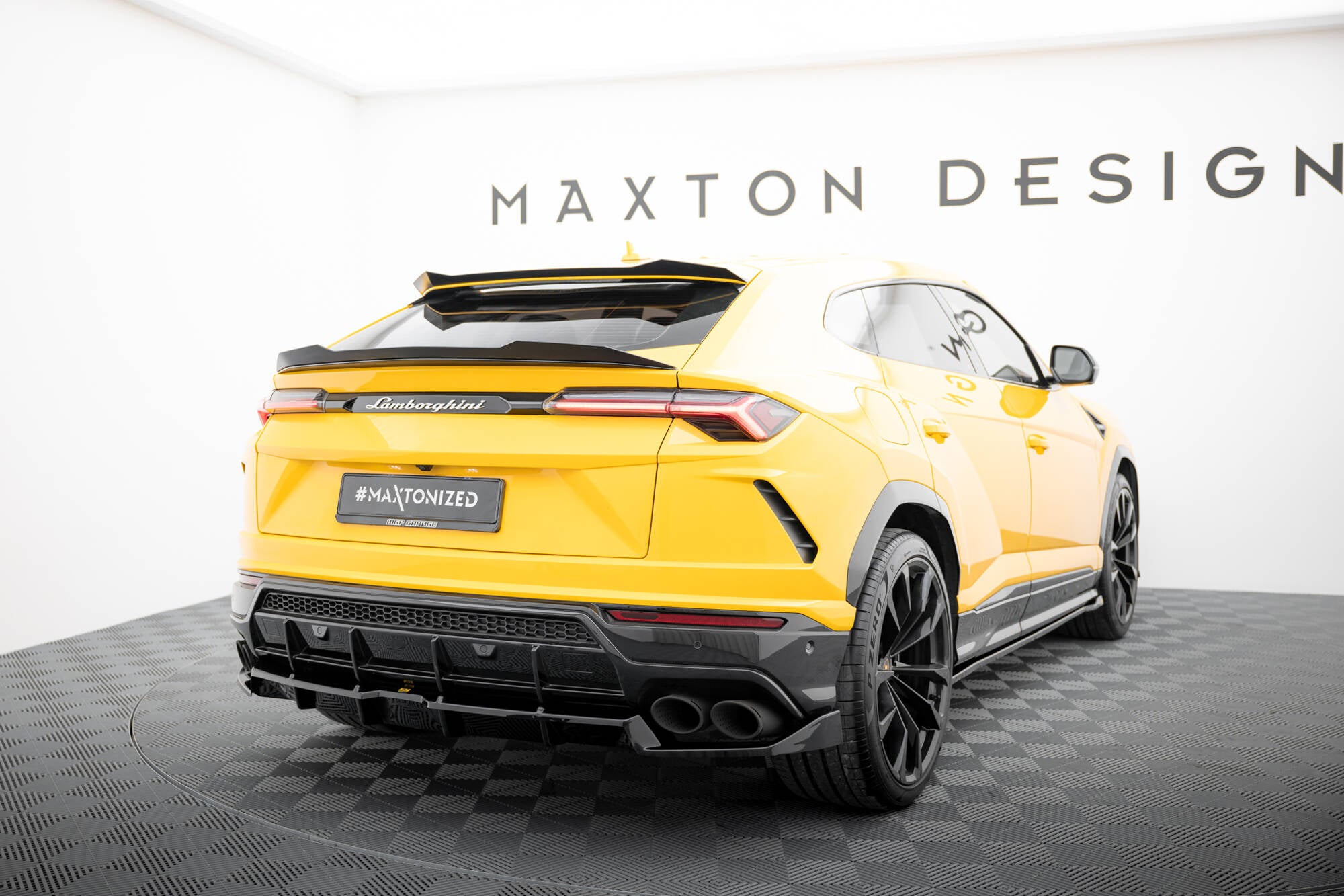 Maxton Design Street+ Mittlerer Diffusor RACE passend für Lamborghini Urus Mk1 schwarz Hochglanz