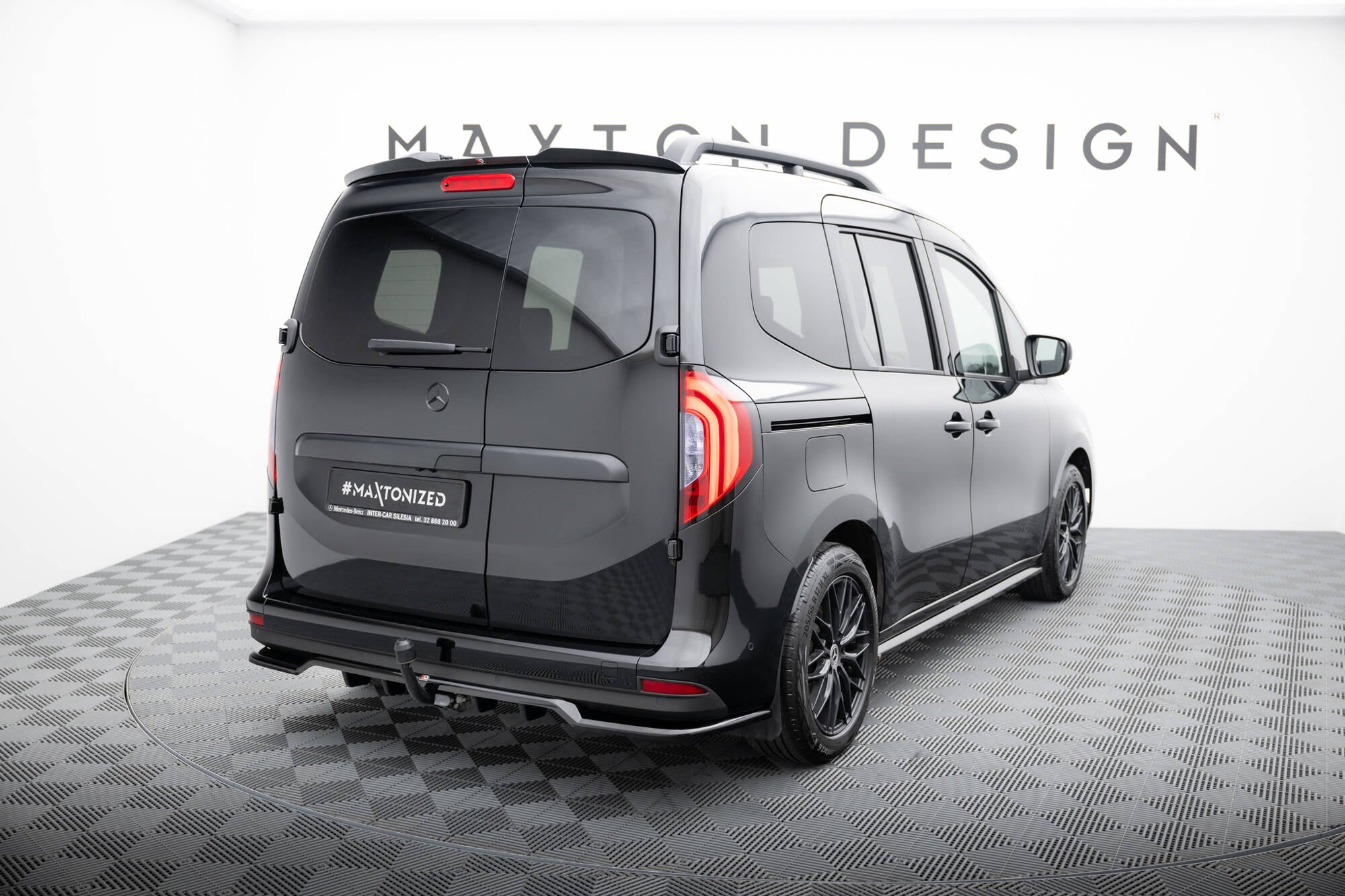 Maxton Design Street+ Mittlerer Diffusor RACE passend für Mercedes-Benz T W420 schwarz Hochglanz