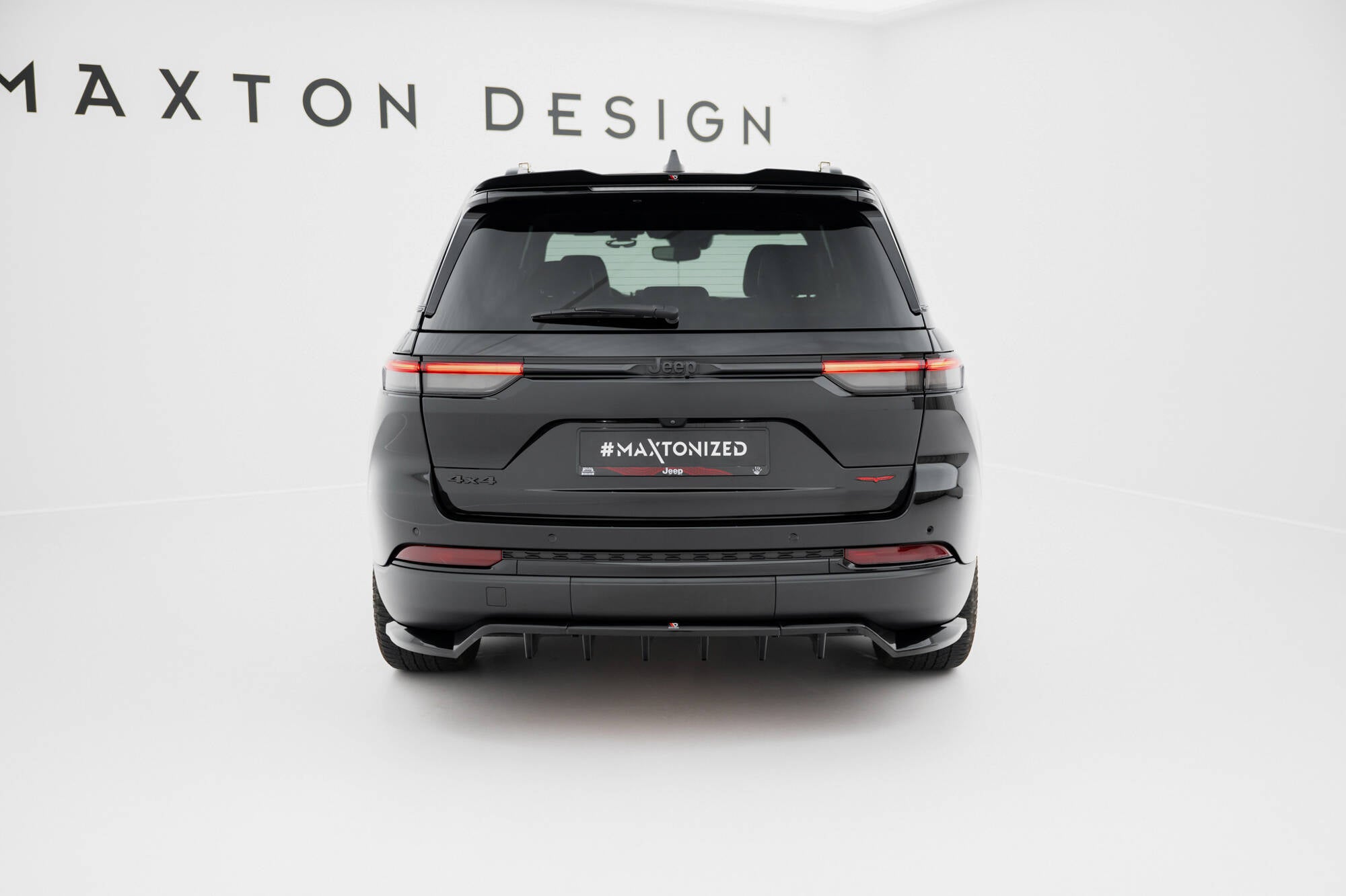 Maxton Design Street+ Mittlerer Diffusor RACE passend für Jeep Grand Cherokee Trailhawk Mk5 schwarz Hochglanz