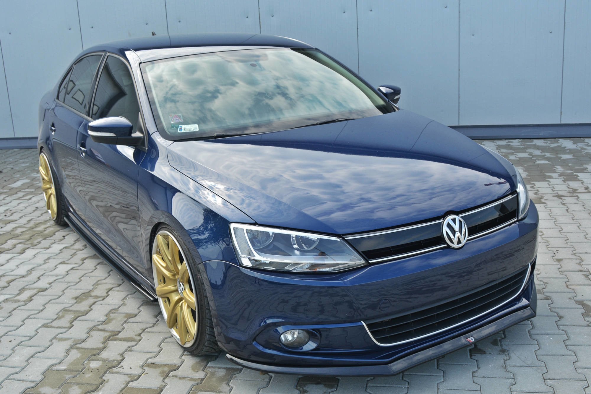 Maxton Design Street+ Spoilerlippe Front Ansatz V.2 passend für VOLKSWAGEN JETTA MK6 SEDAN vor Facelift schwarz Hochglanz