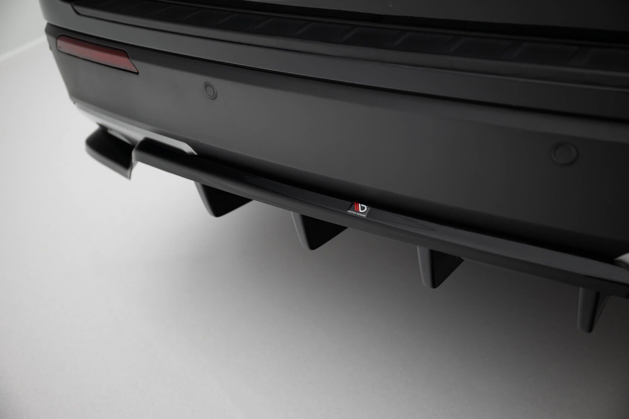Maxton Design Street+ Mittlerer Diffusor RACE passend für Ford Explorer XLT Mk6 schwarz Hochglanz