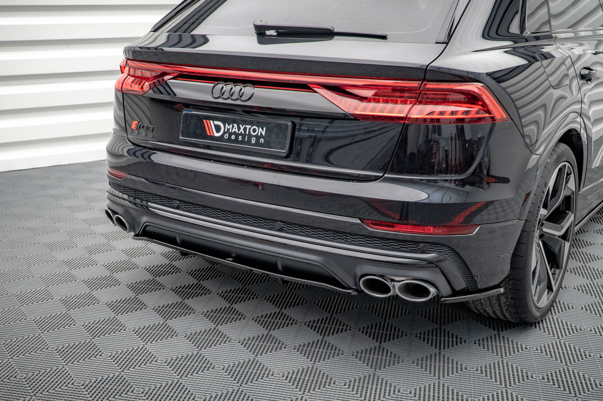Maxton Design Street+ Mittlerer Diffusor RACE passend für Audi SQ8 Mk1 schwarz Hochglanz
