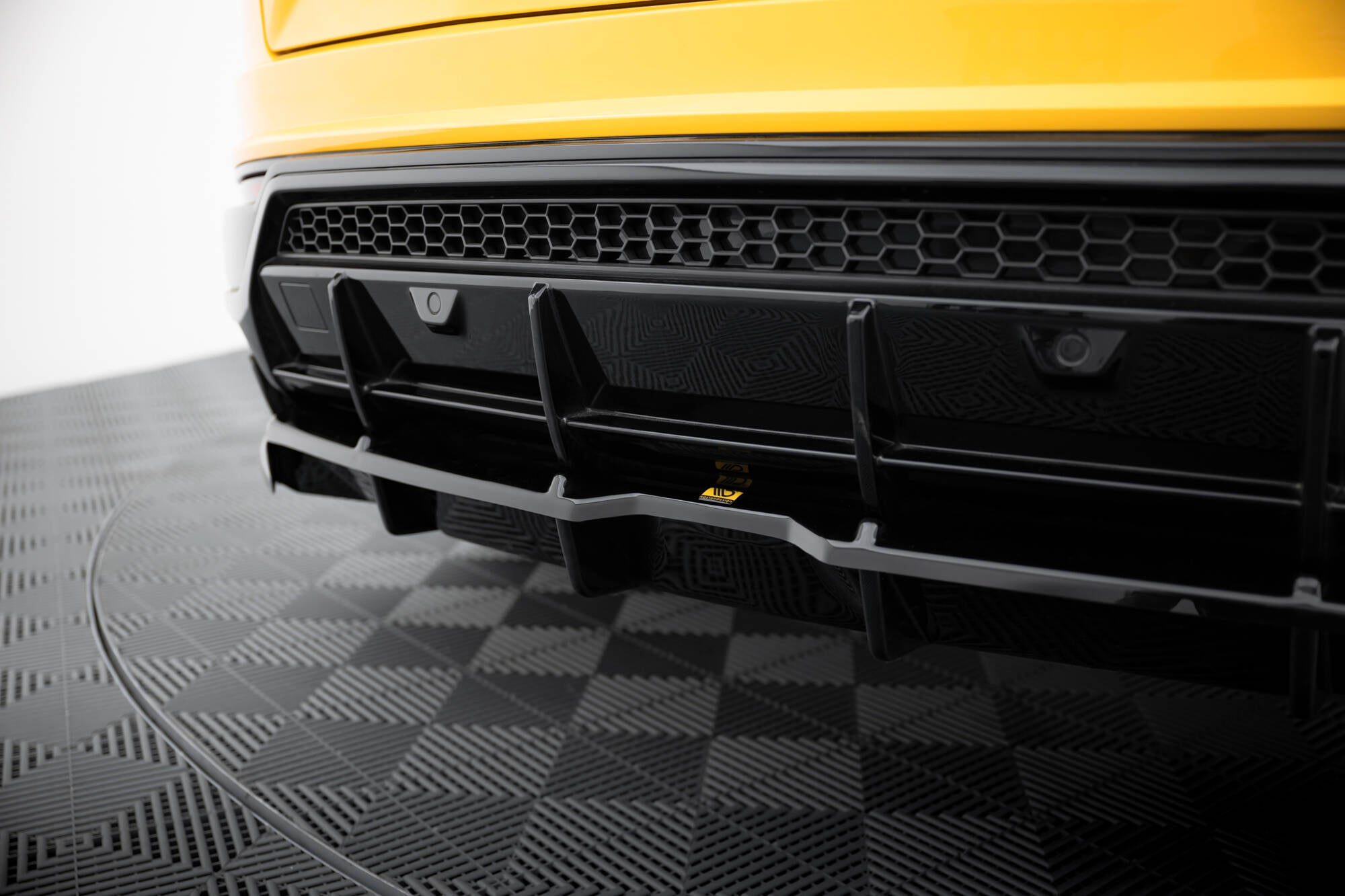 Maxton Design Street+ Mittlerer Diffusor RACE passend für Lamborghini Urus Mk1 schwarz Hochglanz