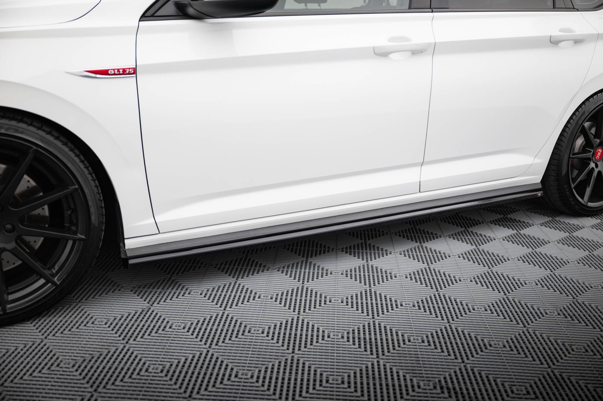 Maxton Design Street+ Seitenschweller Leisten passend für VW Jetta GLI Mk7 Facelift 2 schwarz Hochglanz