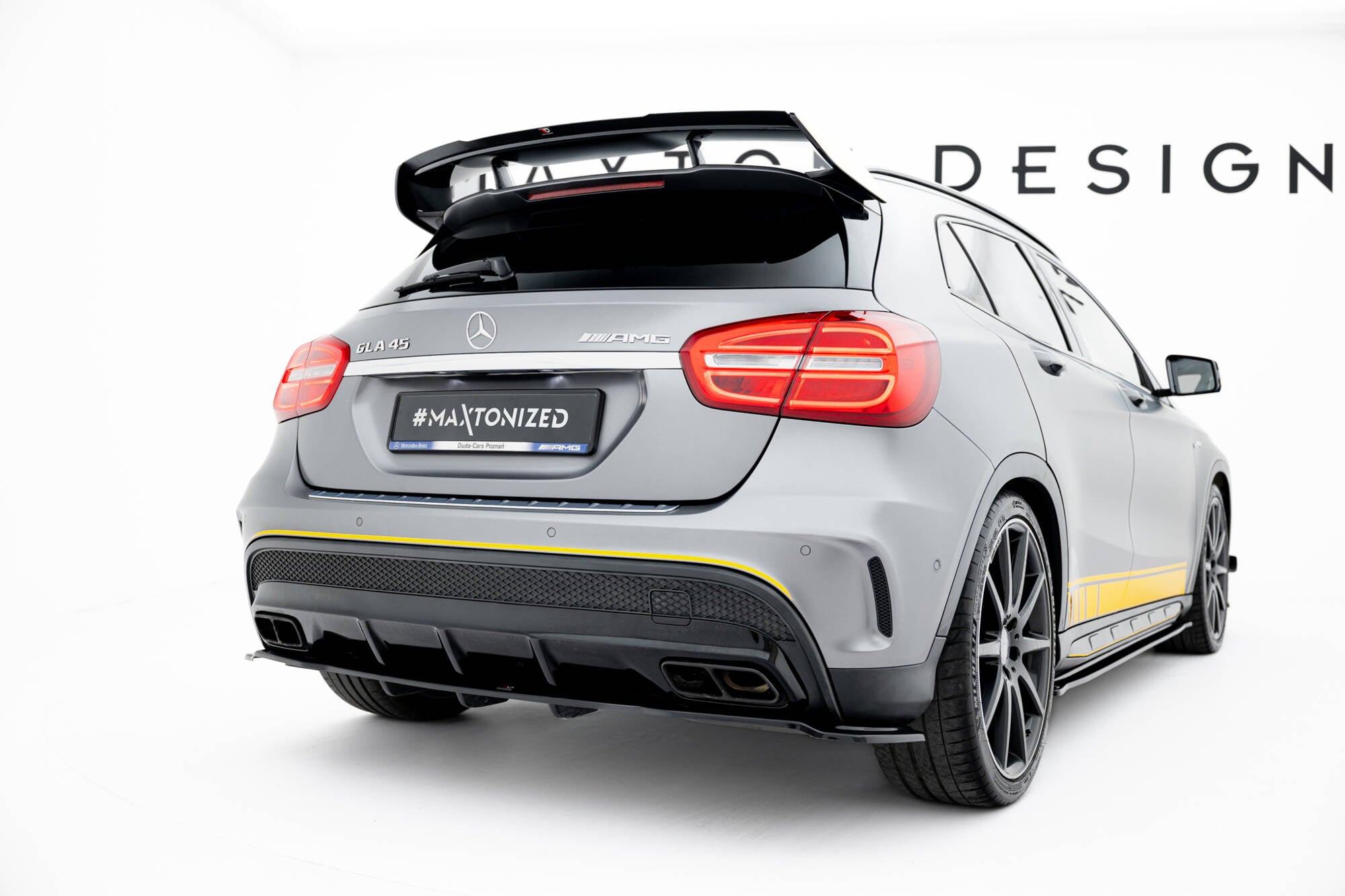 Maxton Design Street+ Mittlerer Diffusor RACE passend für V.1 Mercedes-Benz GLA 45 AMG schwarz Hochglanz