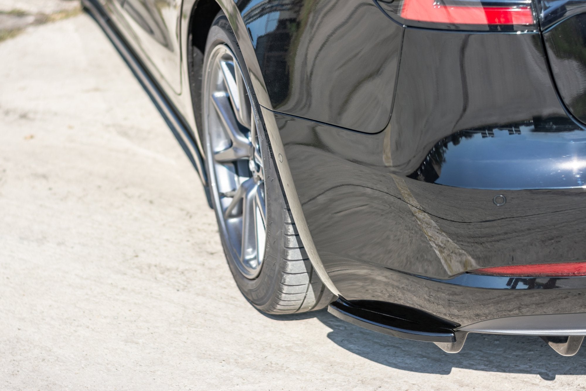 Maxton Design Heck Ansatz Flaps Diffusor passend für Tesla Model 3 schwarz Hochglanz