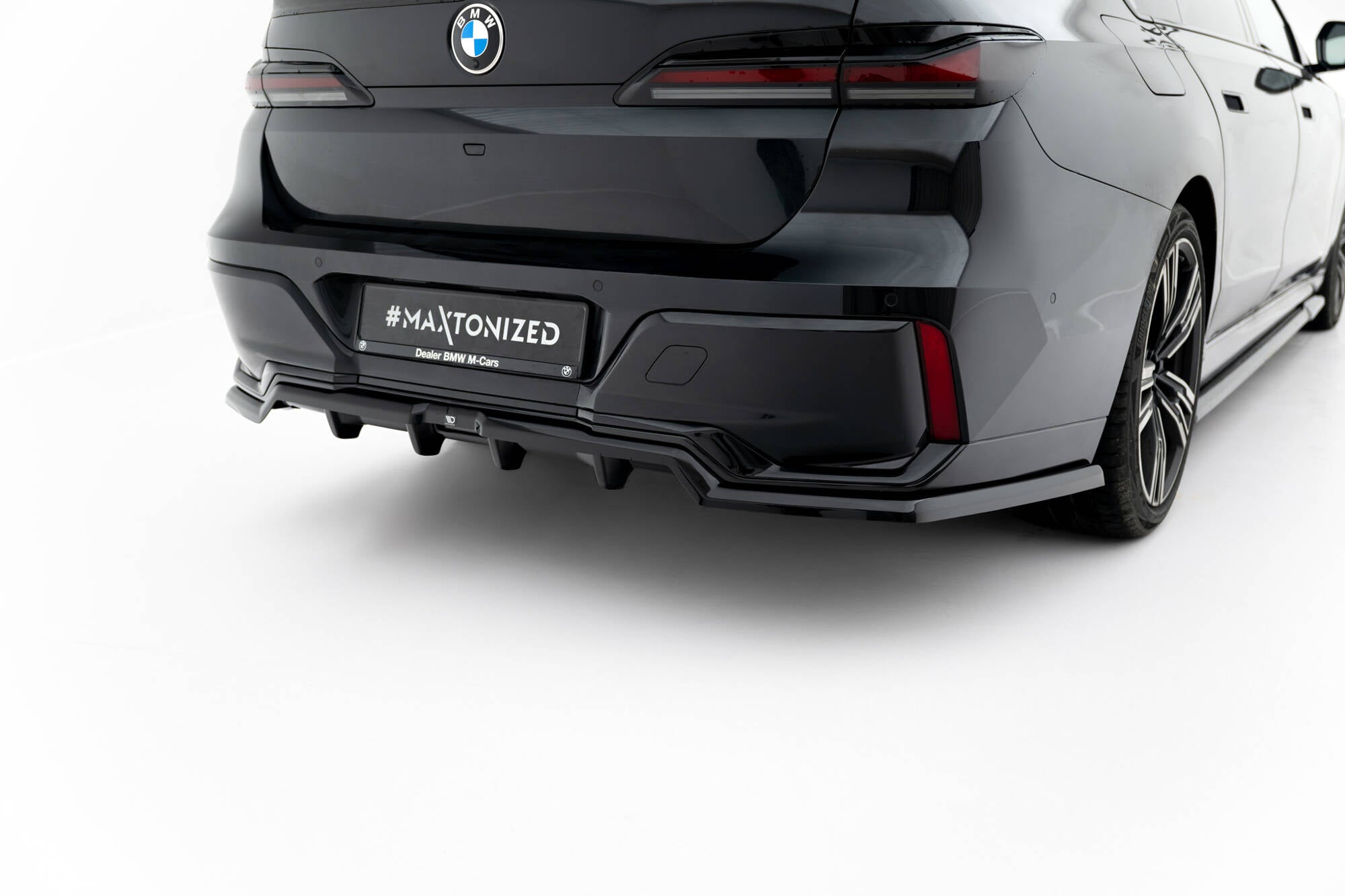 Maxton Design Street+ Mittlerer Diffusor RACE passend für V.1 BMW 7 M-Paket G70 schwarz Hochglanz