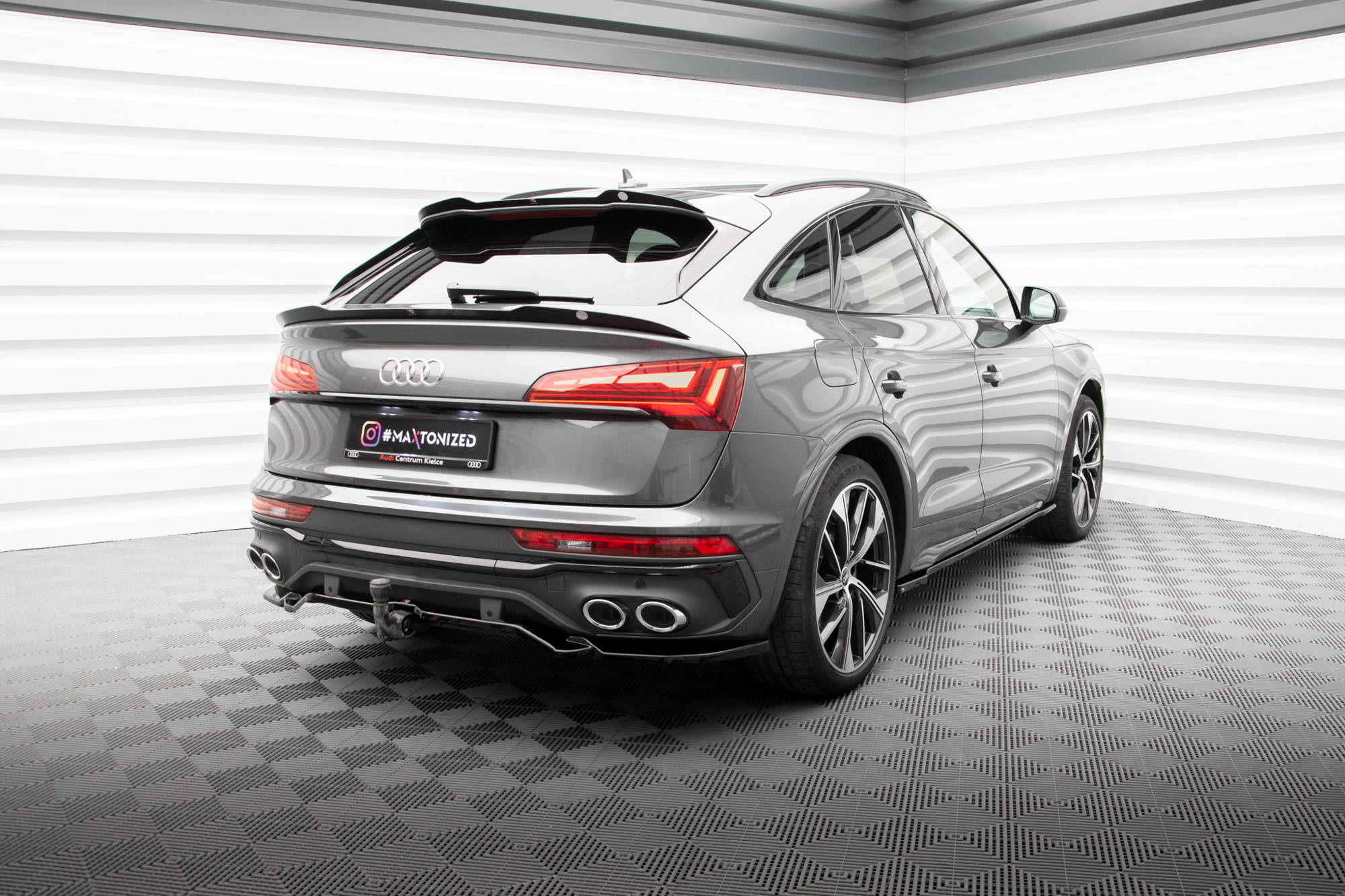 Maxton Design Street+ Mittlerer Diffusor RACE passend für Audi SQ5 / Q5 S-Line Sportback Mk2 Facelift schwarz Hochglanz