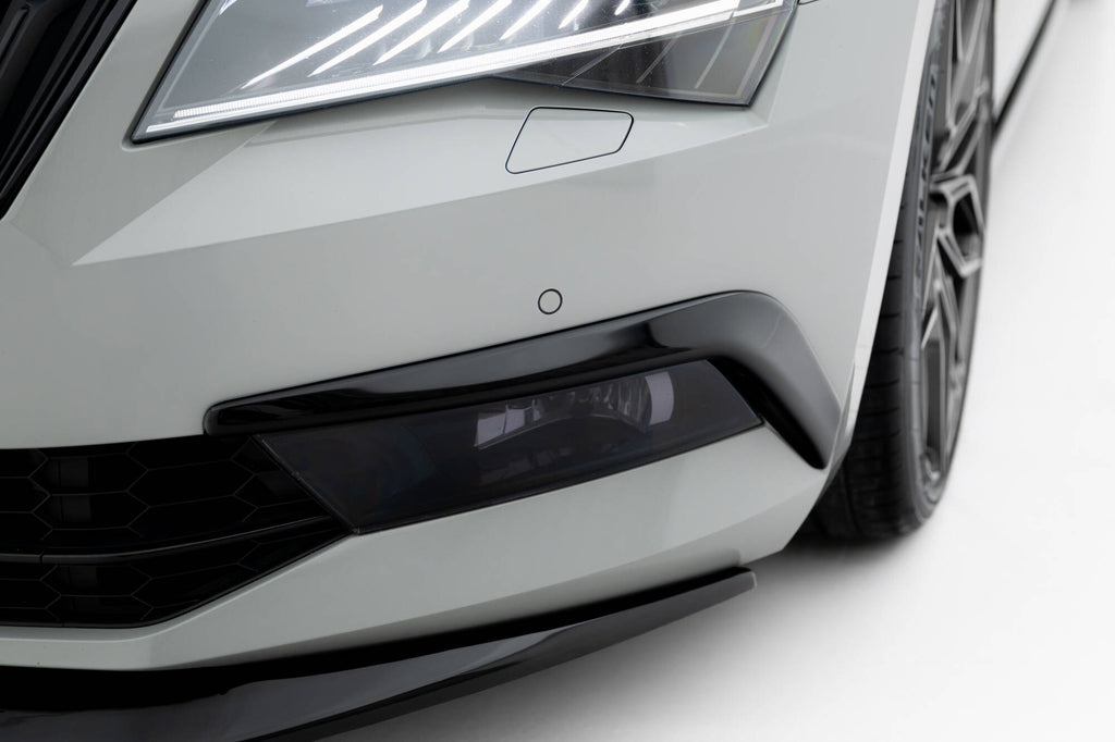 Maxton Design Rahmen Für Leuchten Skoda Superb Liftback / Combi Mk3 schwarz Hochglanz