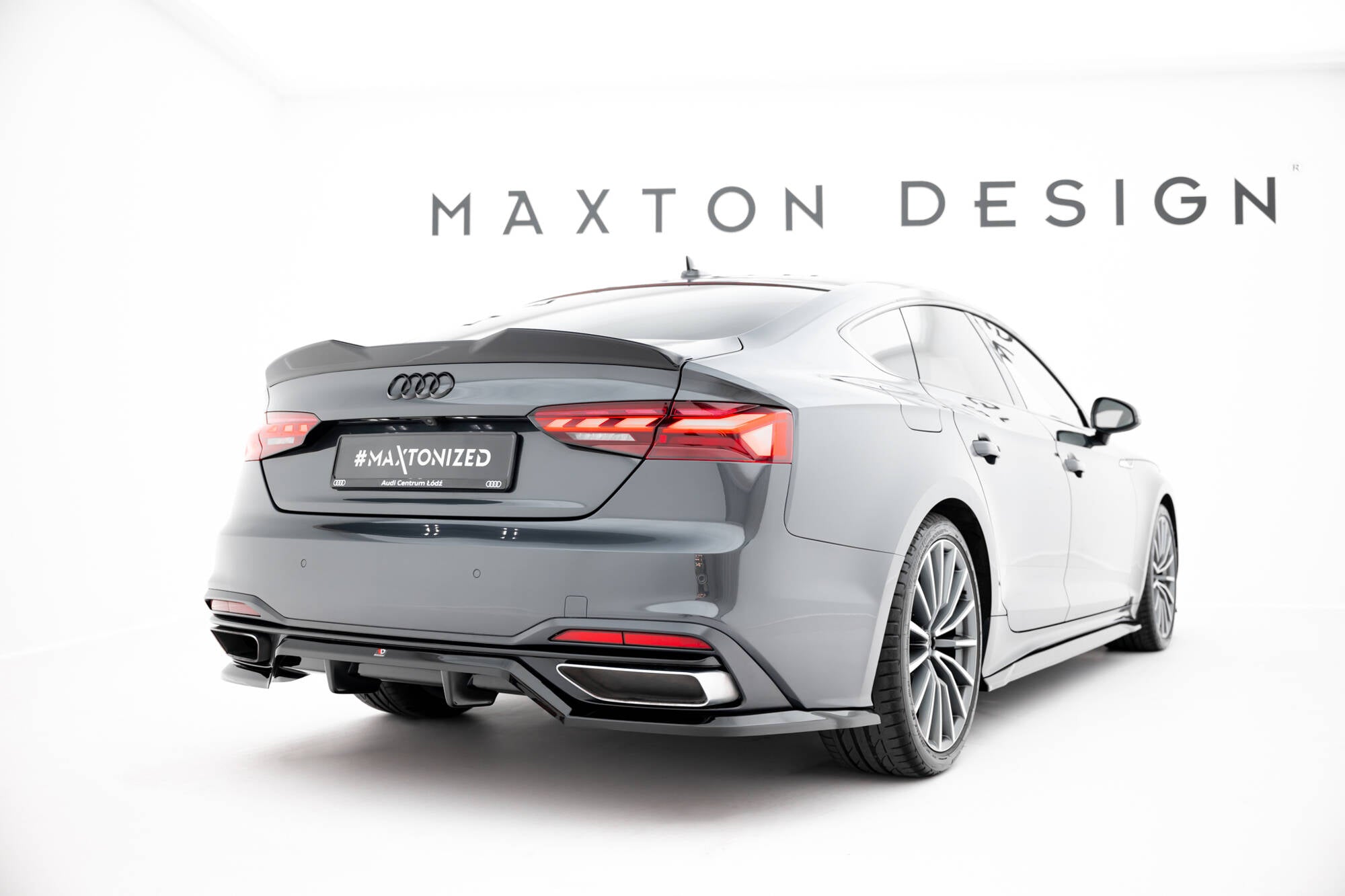 Maxton Design Street+ Mittlerer Diffusor RACE passend für Audi A5 F5 Facelift schwarz Hochglanz