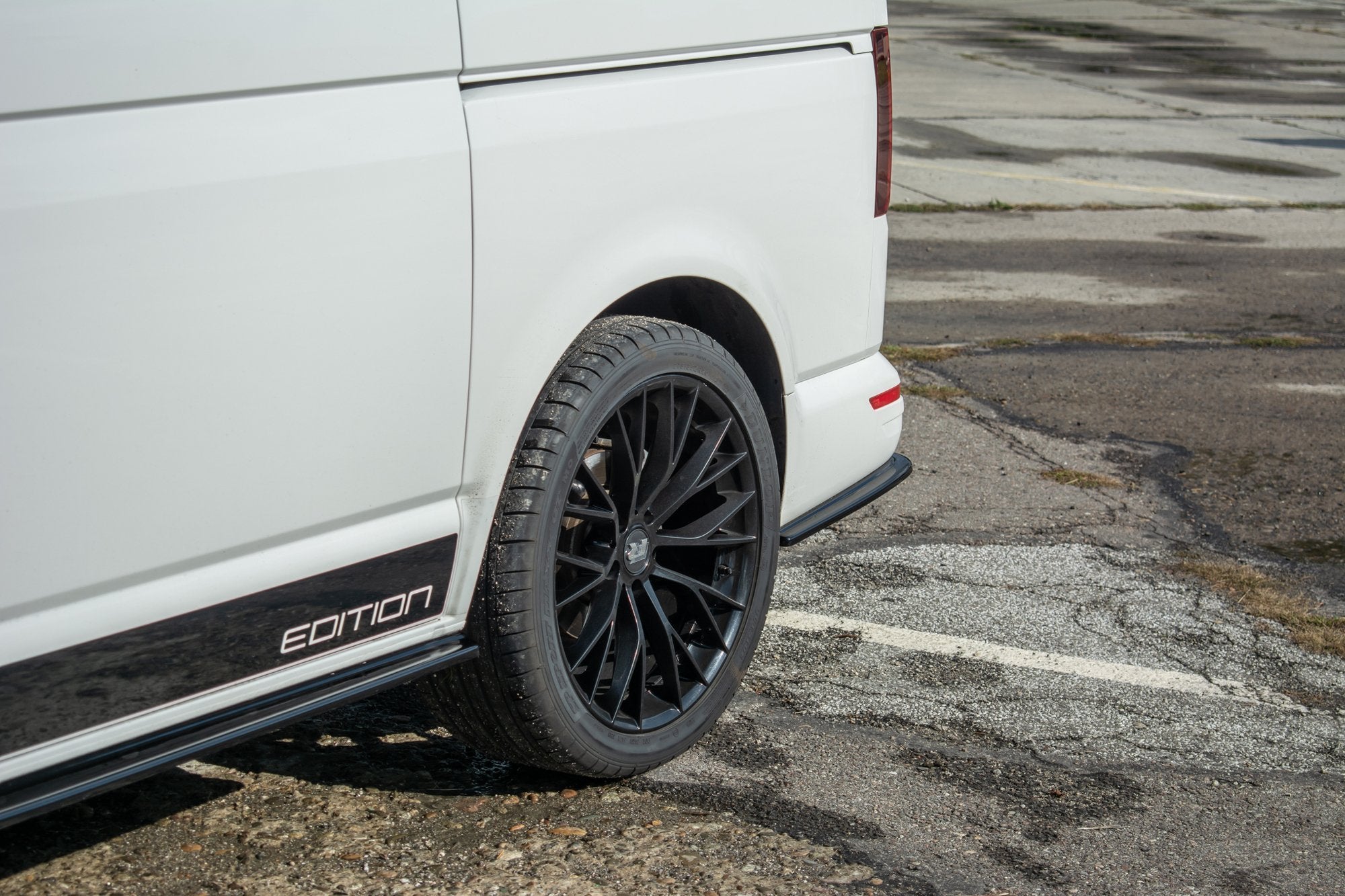 Maxton Design Heck Ansatz Flaps Diffusor passend für VW T6 schwarz Hochglanz