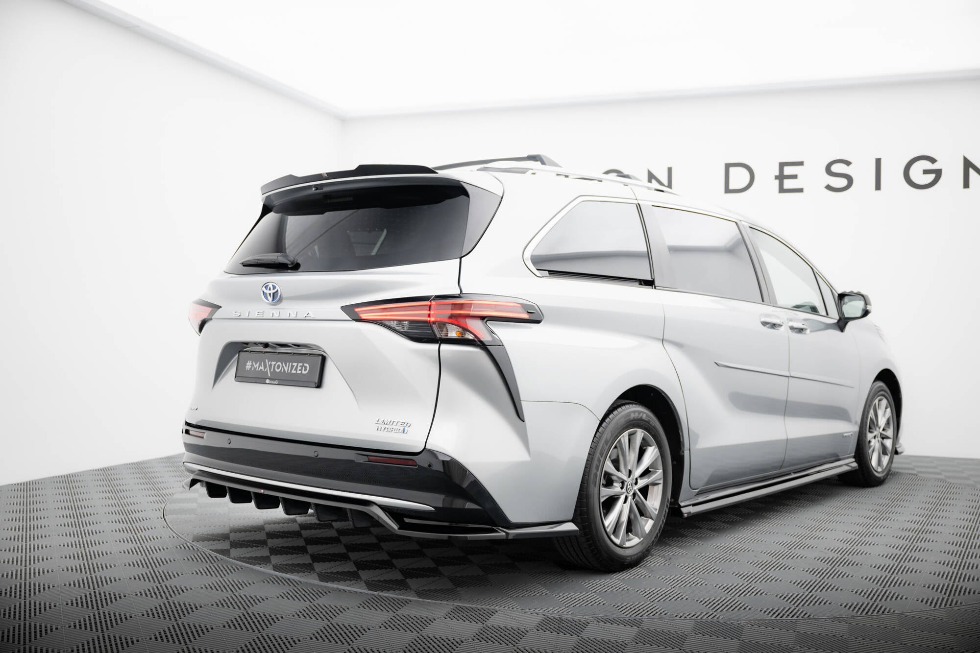 Maxton Design Street+ Mittlerer Diffusor RACE passend für Toyota Sienna Mk4 schwarz Hochglanz