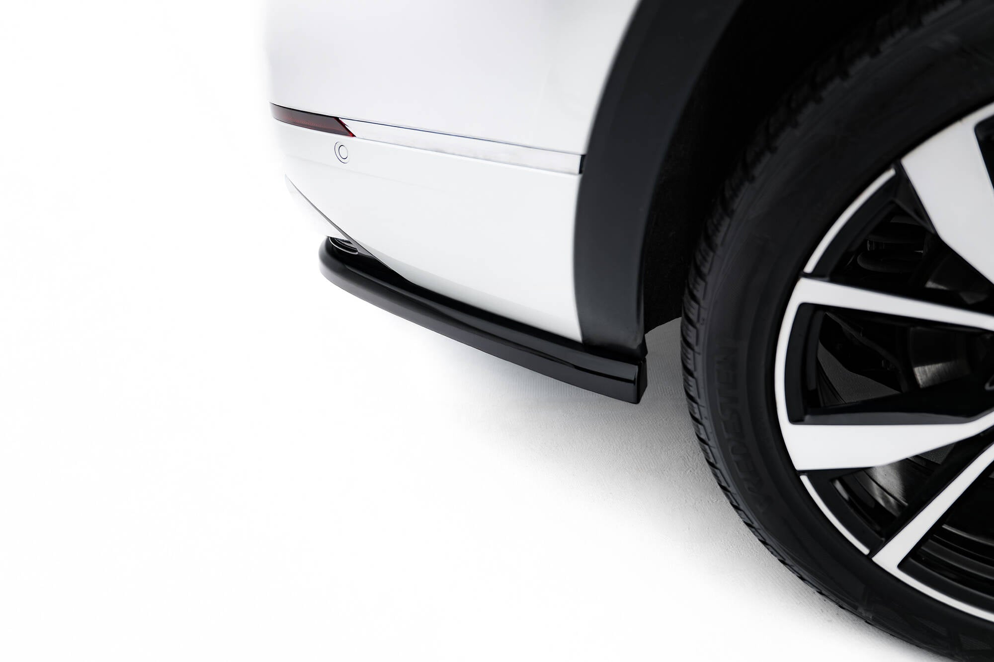 Maxton Design Street+ Mittlerer Diffusor RACE passend für VW Atlas R-Line Mk1 Facelift 2 schwarz Hochglanz