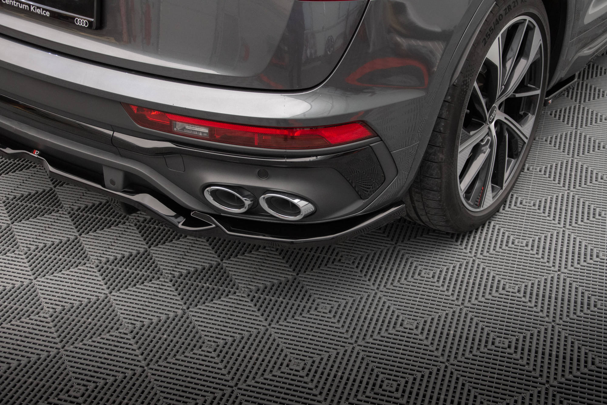 Maxton Design Street+ Mittlerer Diffusor RACE passend für Audi SQ5 / Q5 S-Line Sportback Mk2 Facelift schwarz Hochglanz