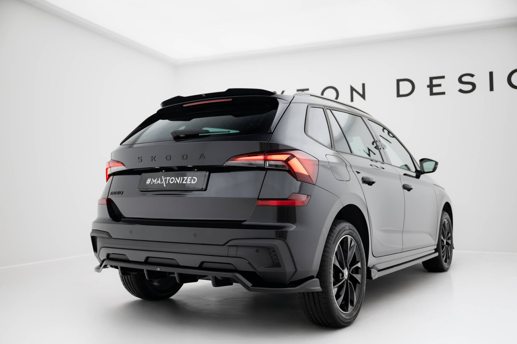 Maxton Design Street+ Mittlerer Diffusor RACE passend für Skoda Kamiq Monte Carlo Mk1 Facelift schwarz Hochglanz
