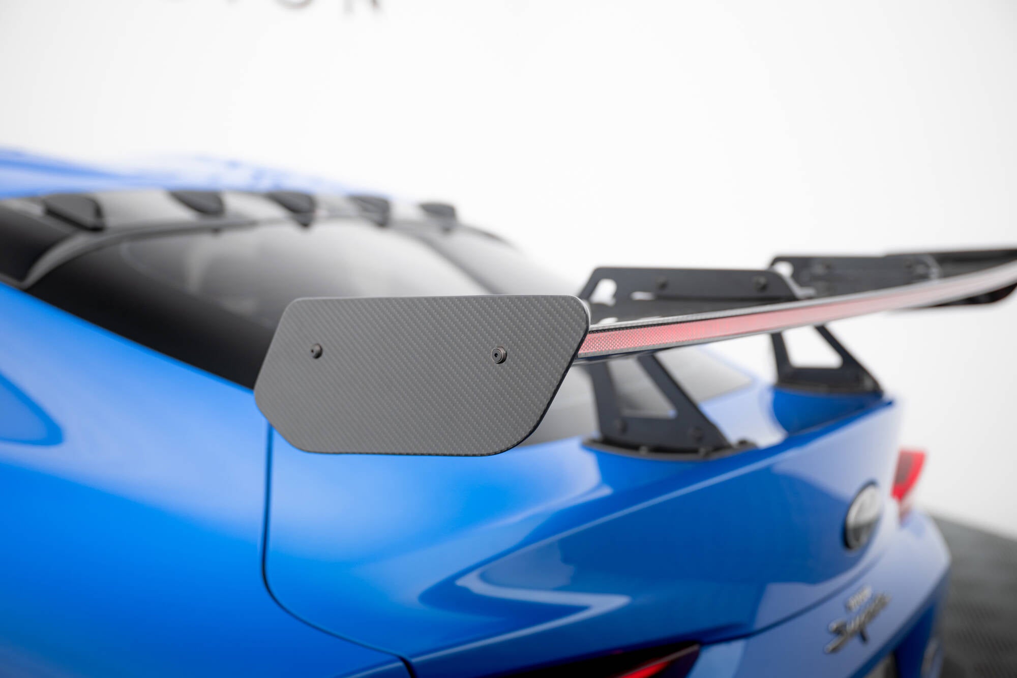 Maxton Design Carbon Spoiler With Upper Swan Mounting + LED Toyota Supra Mk5 für Toyota Supra Mk5