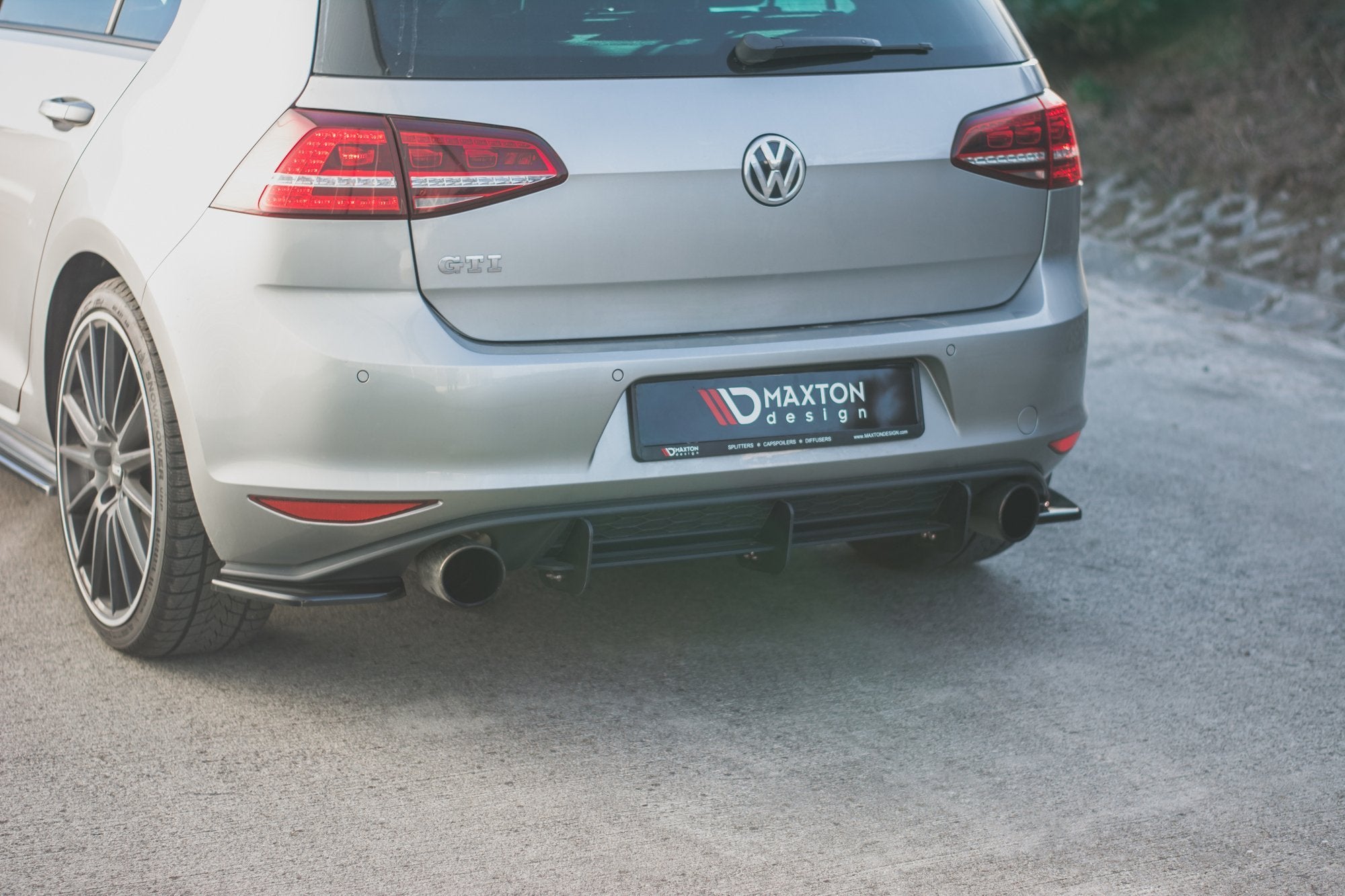 Maxton Design Heck Ansatz Flaps Diffusor V.2 passend für VW Golf 7 GTI schwarz Hochglanz