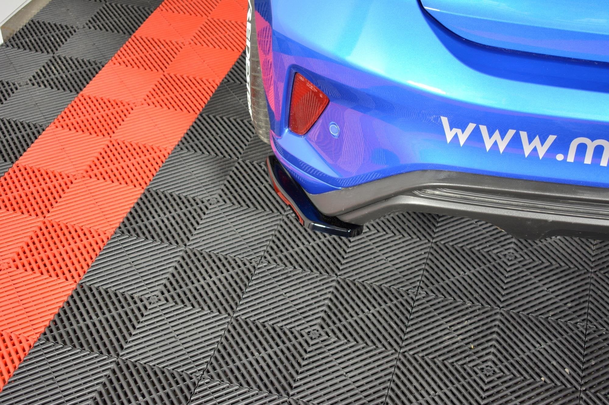 Maxton Design Heck Ansatz Flaps Diffusor V.1 passend für Ford Focus Hatchabck ST-Line schwarz Hochglanz