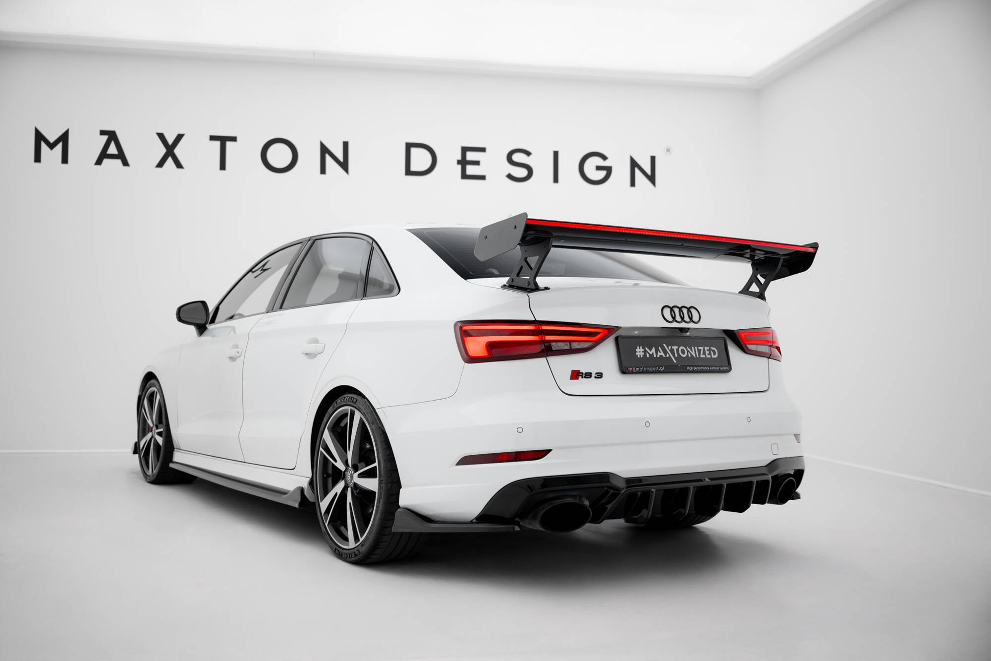 Maxton Design Carbon Spoiler With External Brackets Uprights + LED Audi A3 / A3 S-Line / S3 / RS3 Limousine 8V / 8V Facelift für Audi A3
