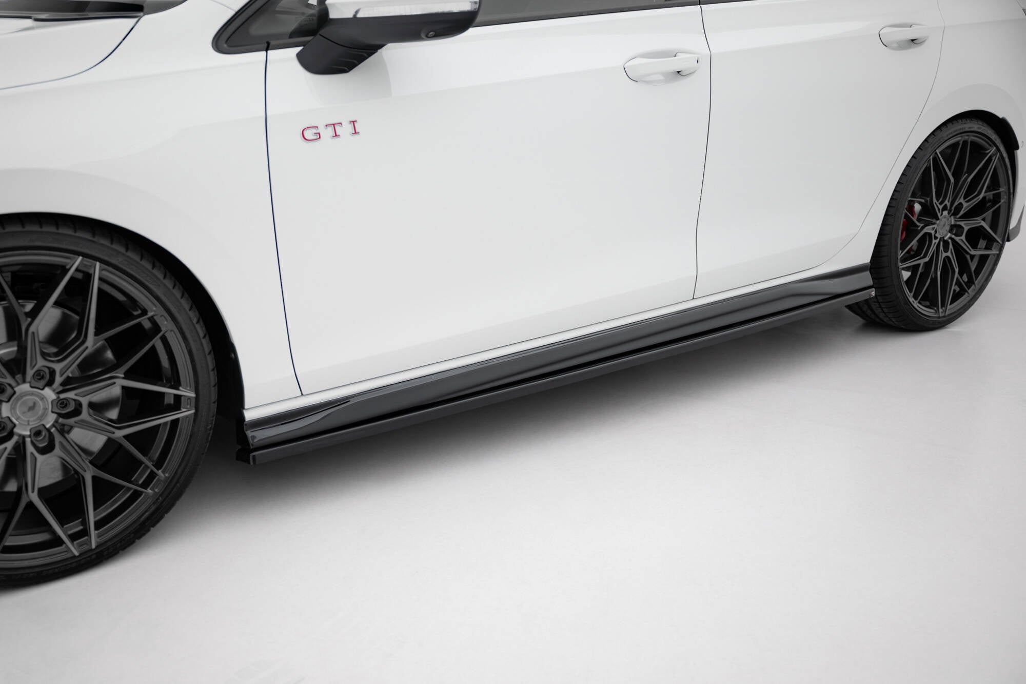 Maxton Design Street+ Seitenschweller Leisten passend für VW Golf GTI / GTE / GTI Clubsport / GTD / R-Line Mk8 schwarz Hochglanz
