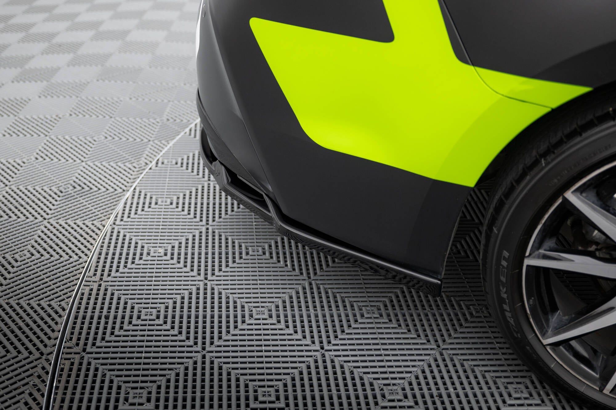 Maxton Design Street+ Mittlerer Diffusor RACE passend für Toyota Corolla GR Sport Touring Sports XII schwarz Hochglanz