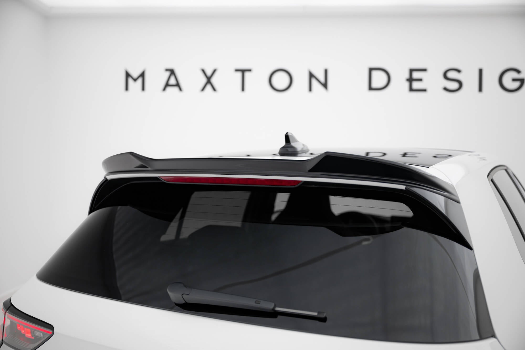 Maxton Design Spoiler CAP 3D passend für VW Golf GTI / GTE / GTD / R-Line / R Mk8 schwarz Hochglanz