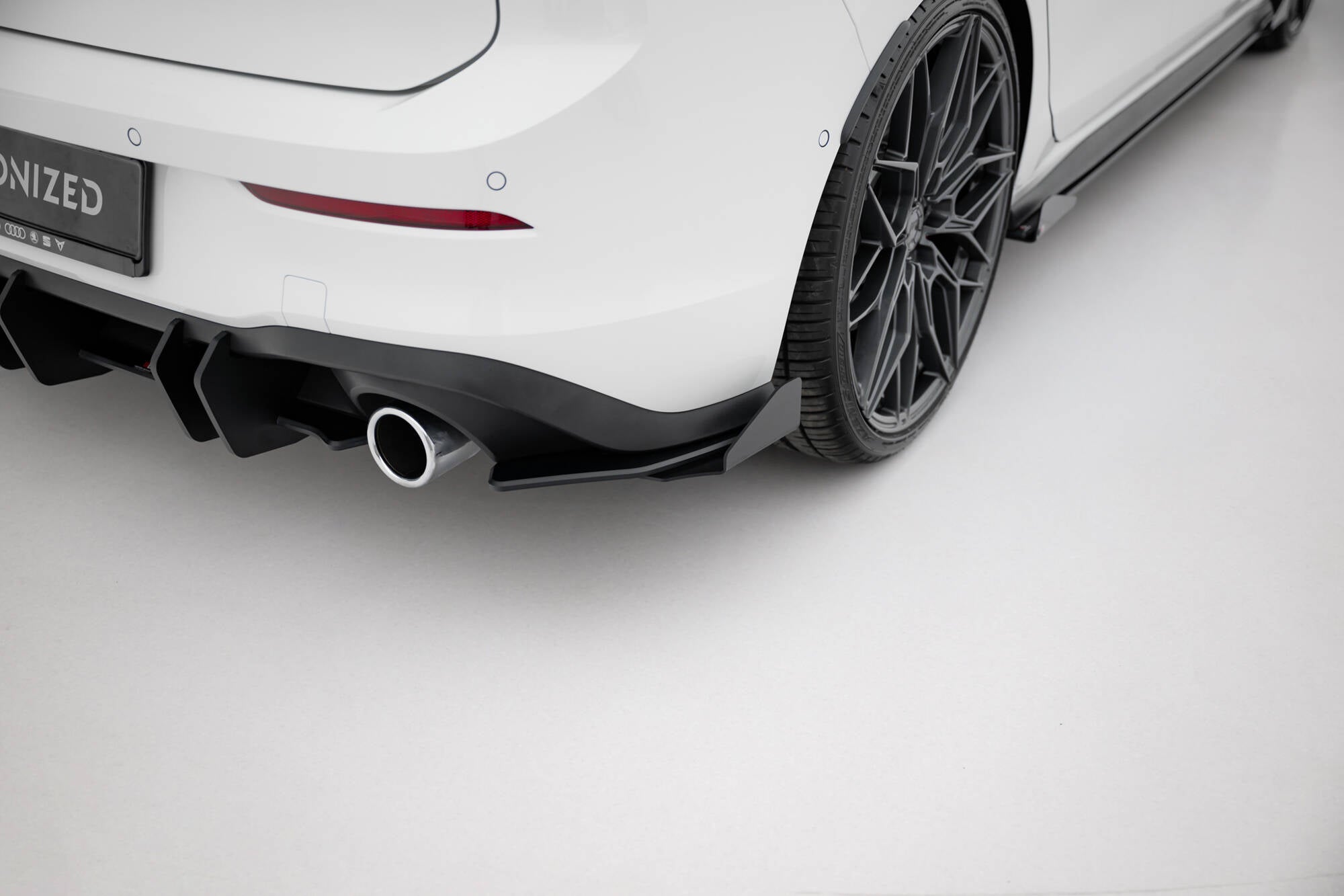 Maxton Design Street Pro Heck Ansatz Flaps Diffusor + Flaps passend für VW Golf GTI / GTE Mk8 schwarz Hochglanz